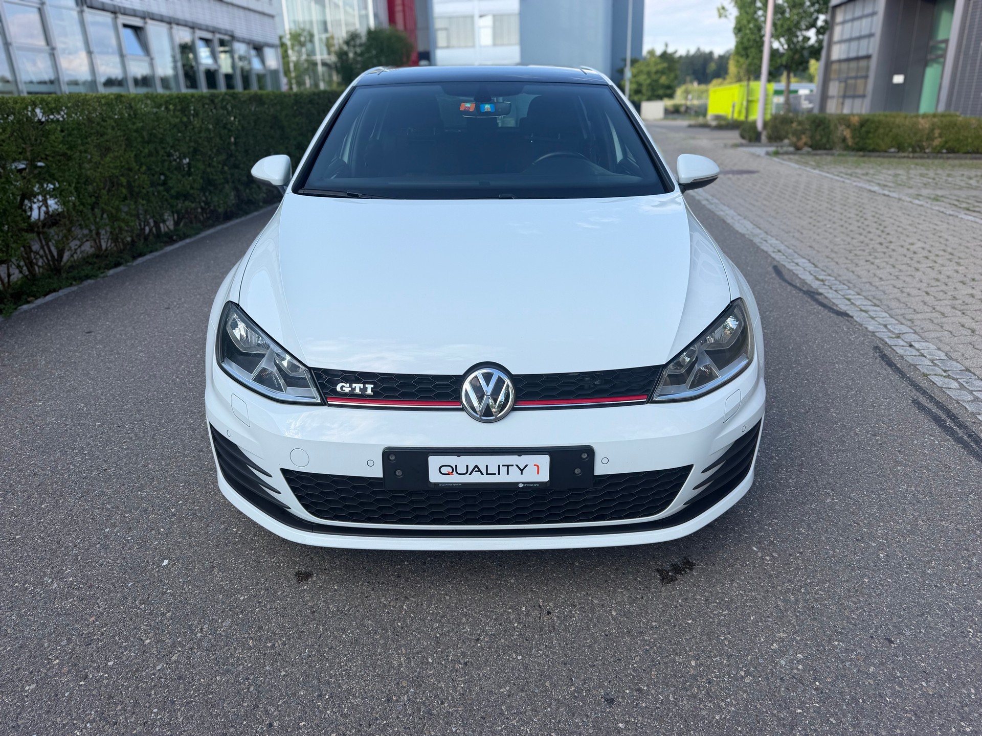VW Golf 2.0 TSI GTI-showroom-element-1