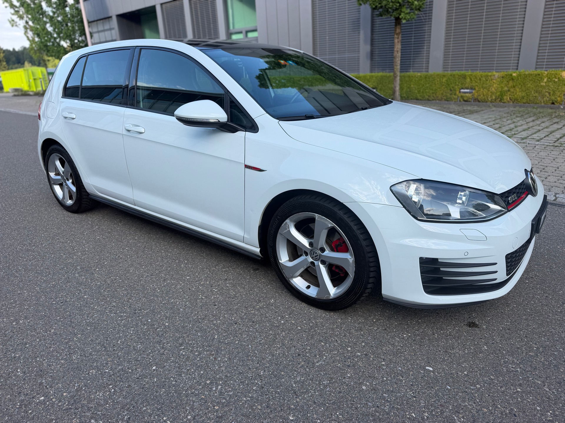 VW Golf 2.0 TSI GTI-showroom-element-2