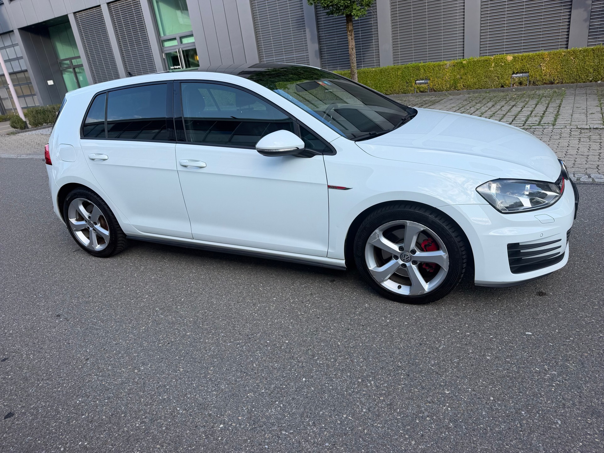 VW Golf 2.0 TSI GTI-showroom-element-3