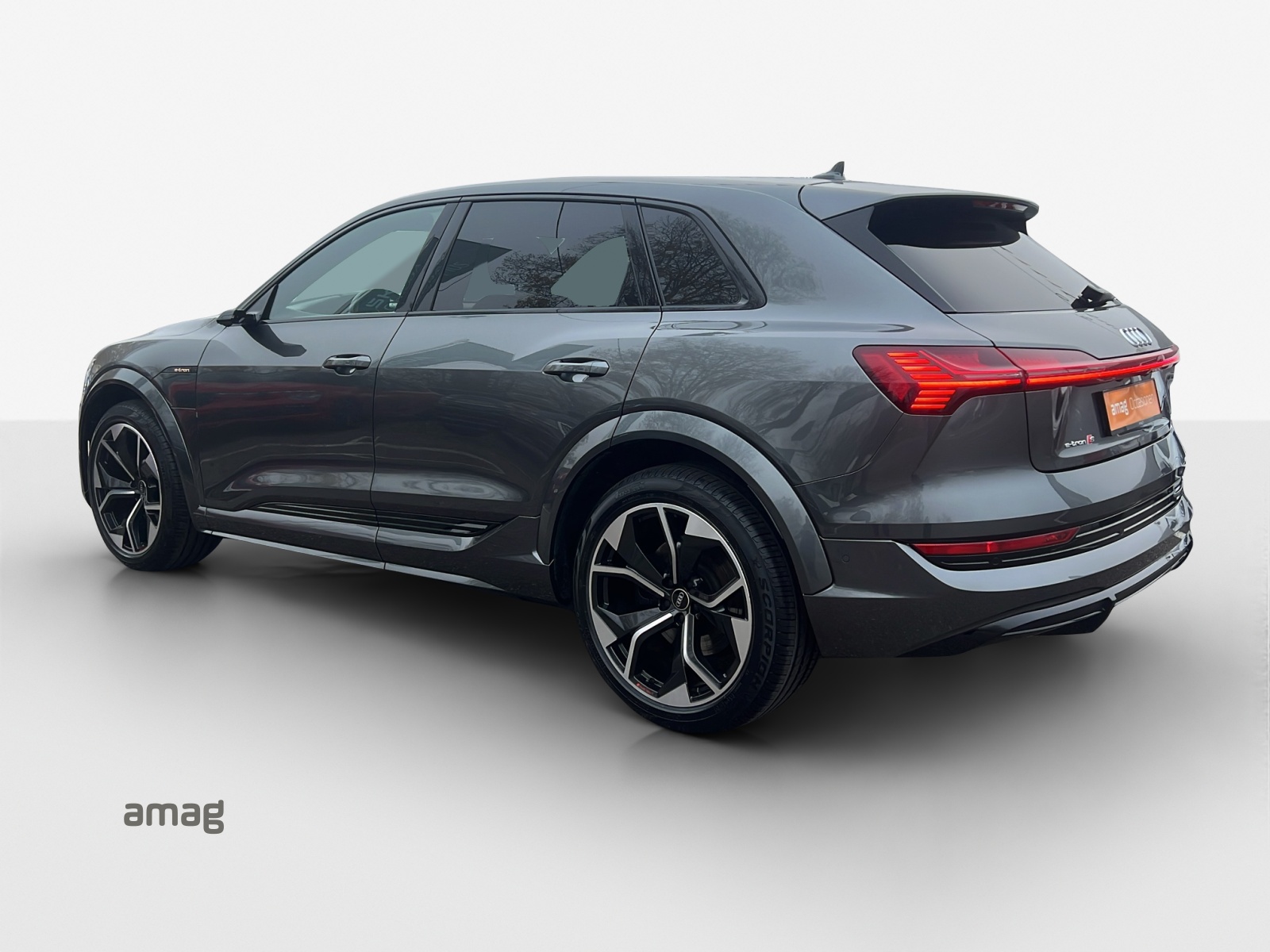 AUDI e-tron S quattro-showroom-element-2