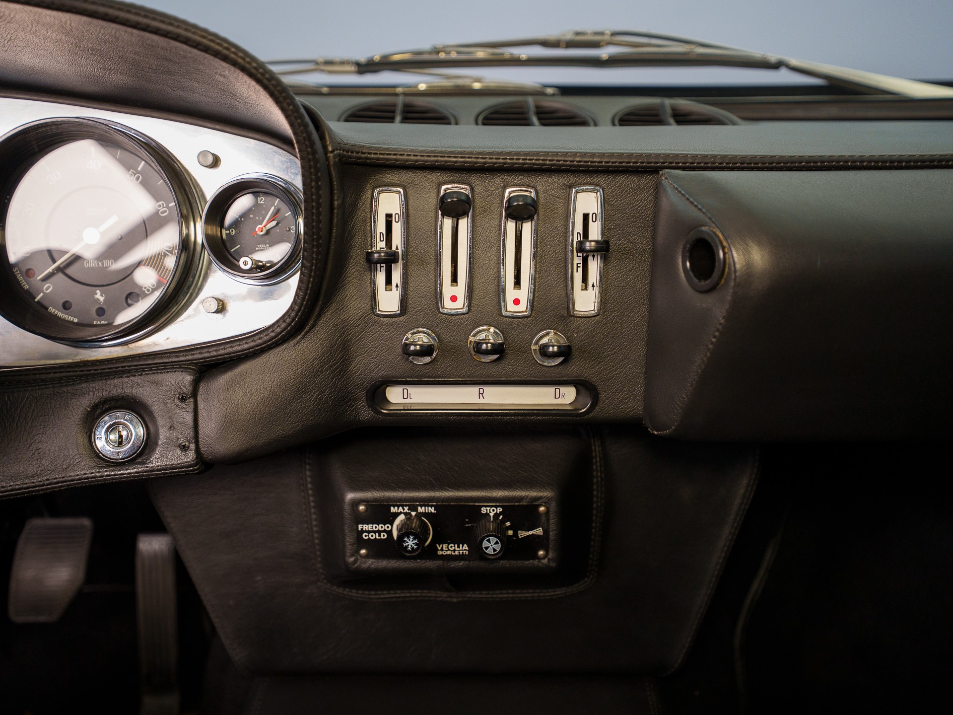 FERRARI 365 GTB 4 Daytona-image-13
