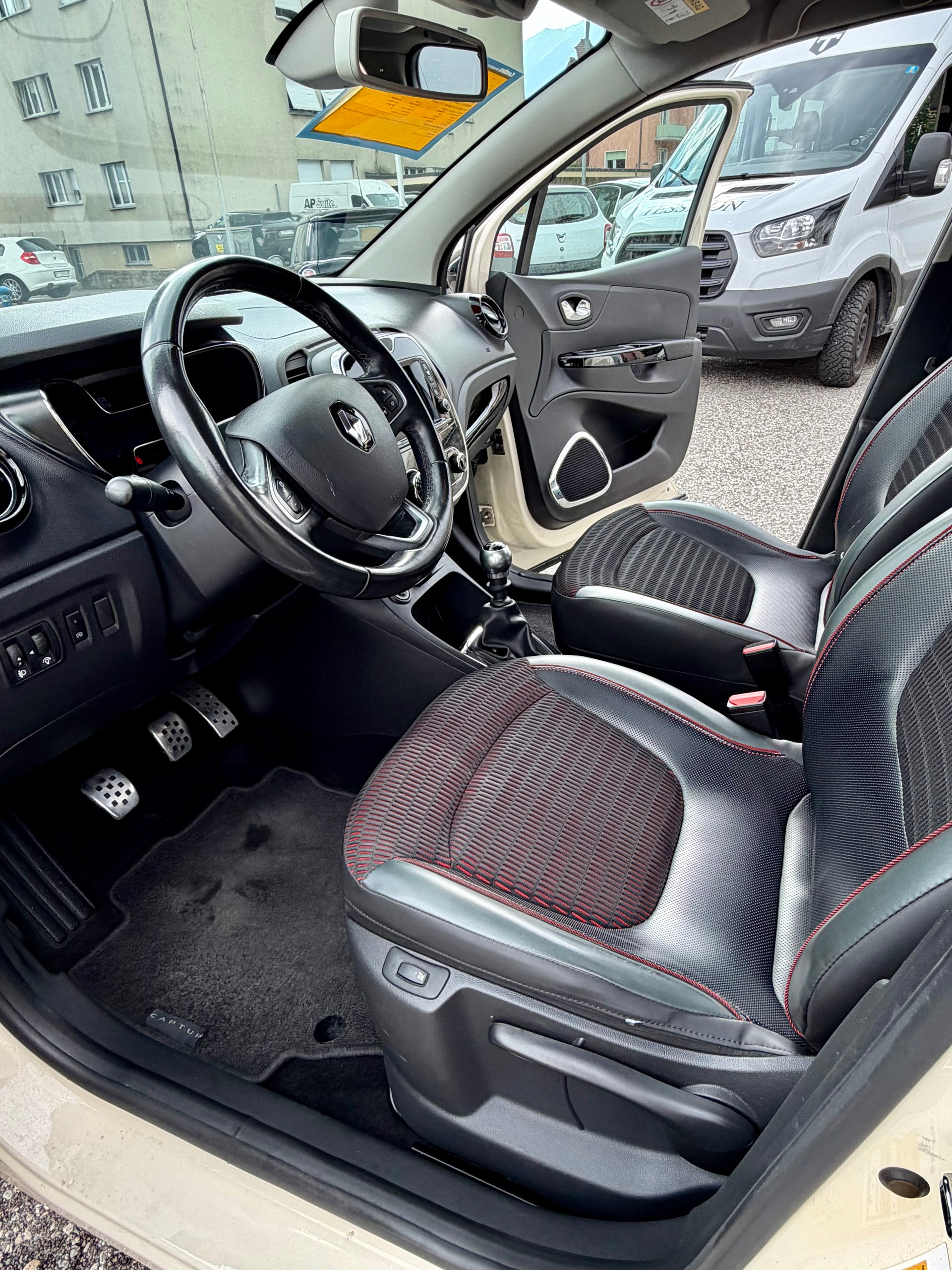 RENAULT Captur 1.2 T 16V Intens-image-9