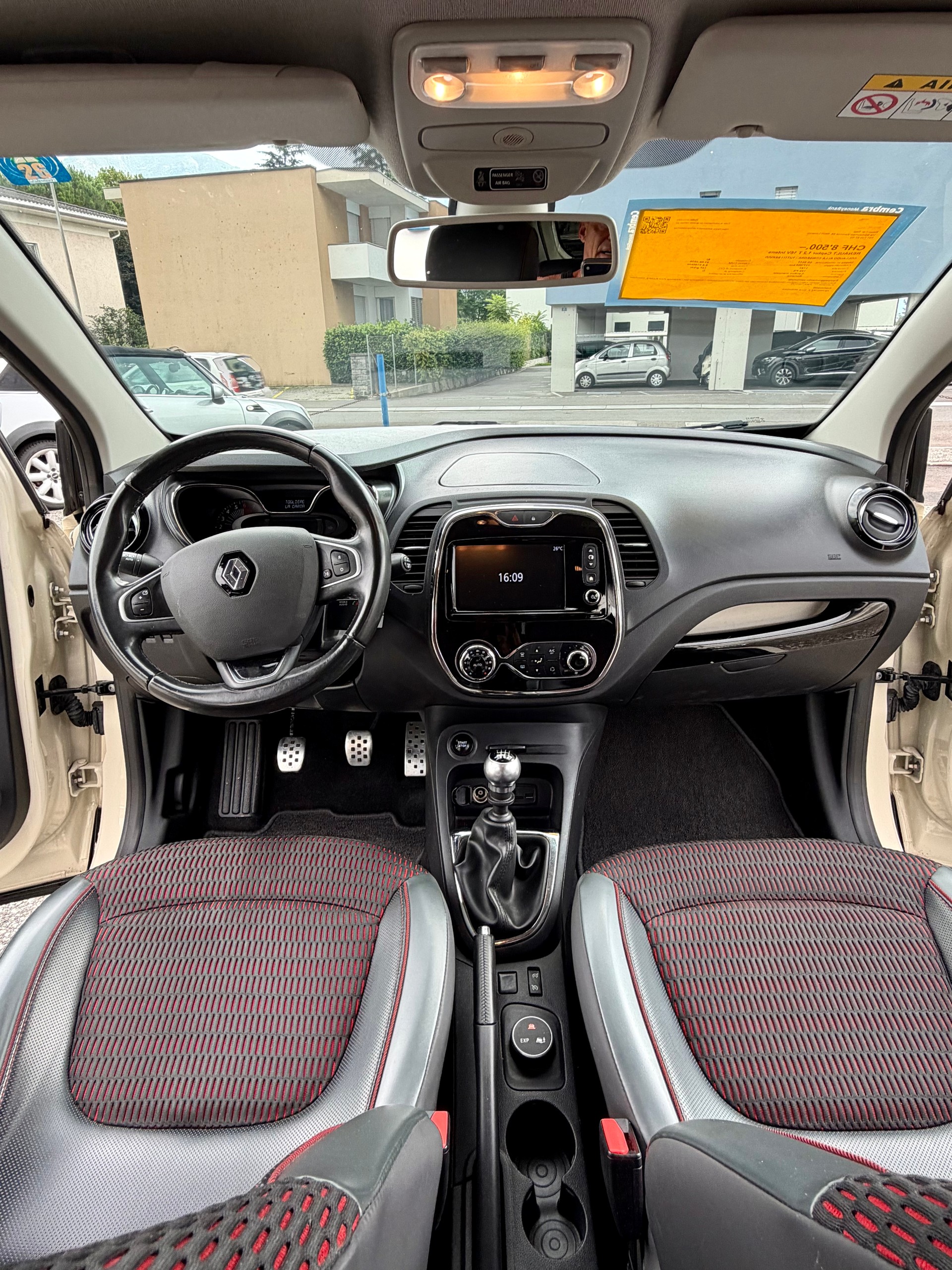 RENAULT Captur 1.2 T 16V Intens-image-10