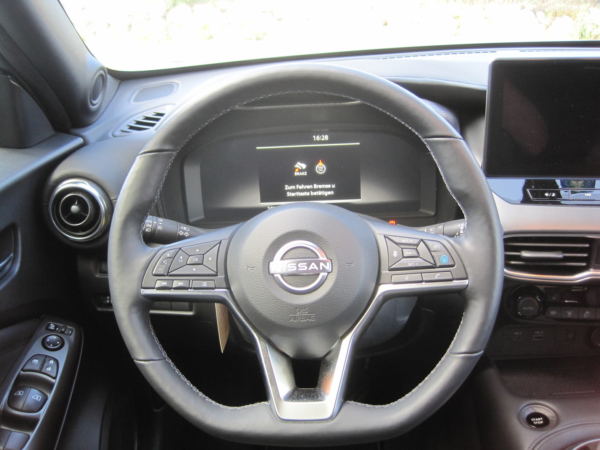 NISSAN Juke 1.6 FHEV N-Connecta-image-4