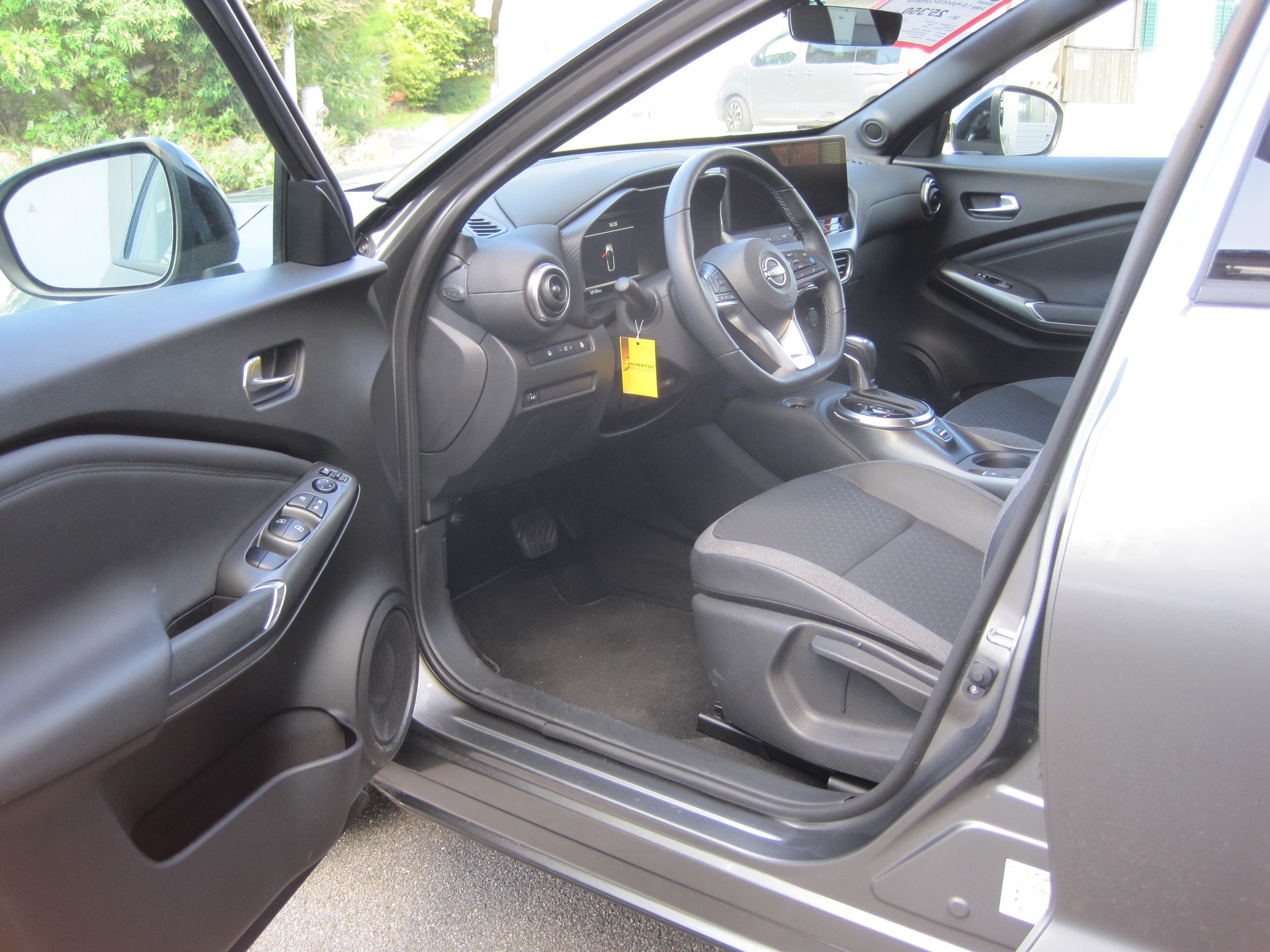 NISSAN Juke 1.6 FHEV N-Connecta-image-3