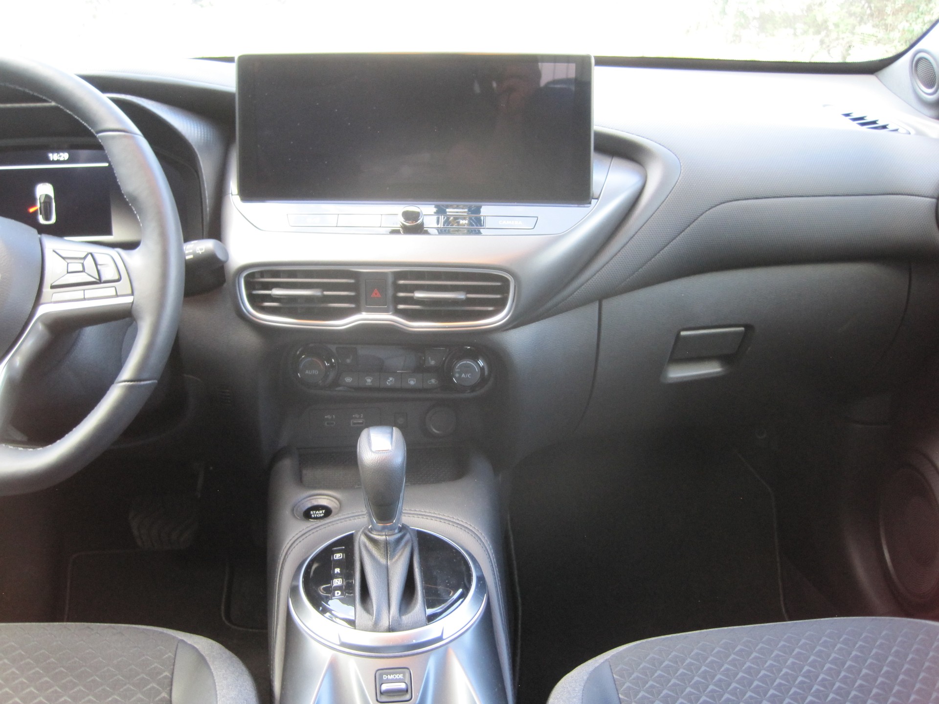 NISSAN Juke 1.6 FHEV N-Connecta-image-5