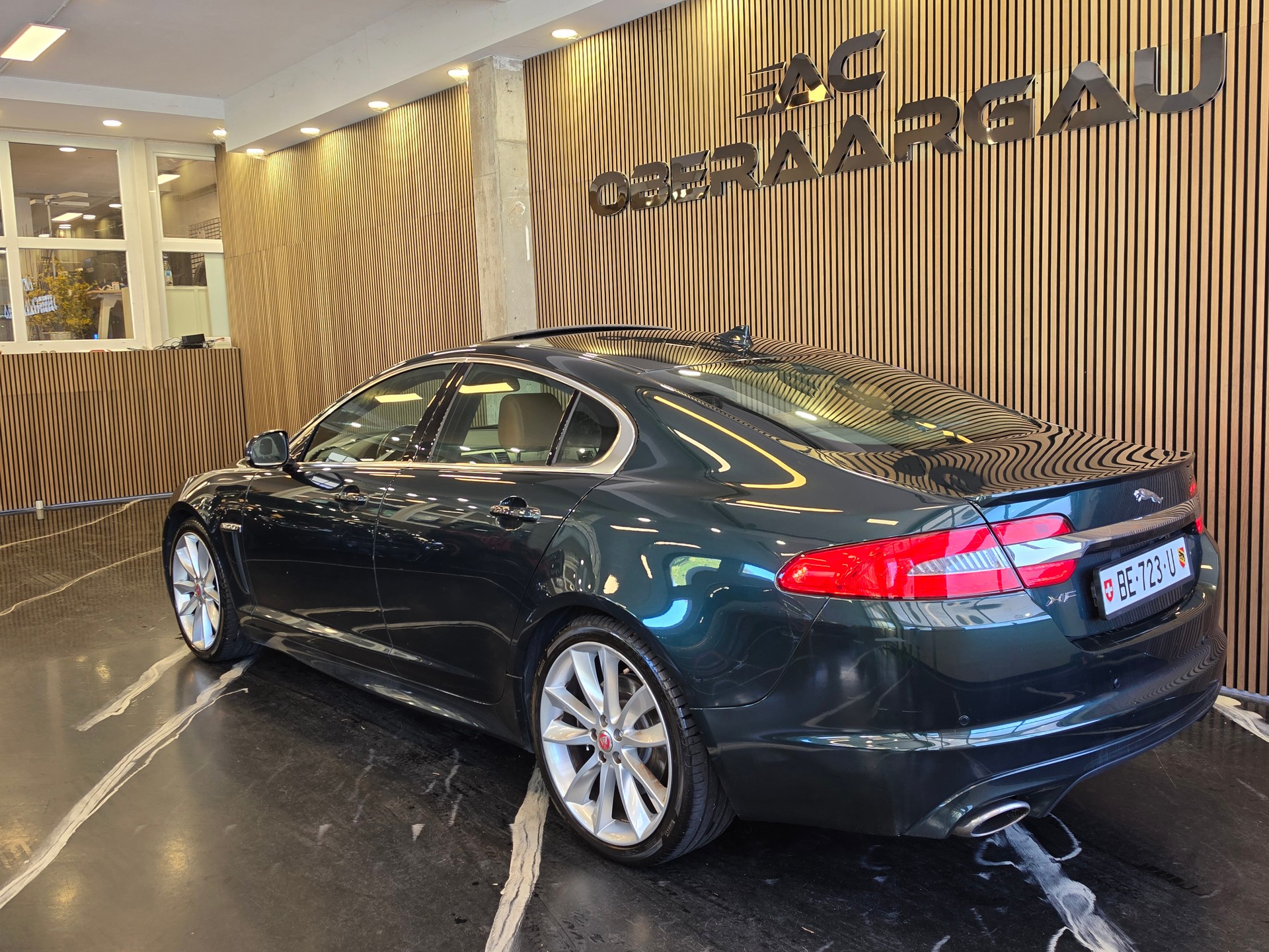 JAGUAR XF 3.0d S V6 Luxury-showroom-element-3