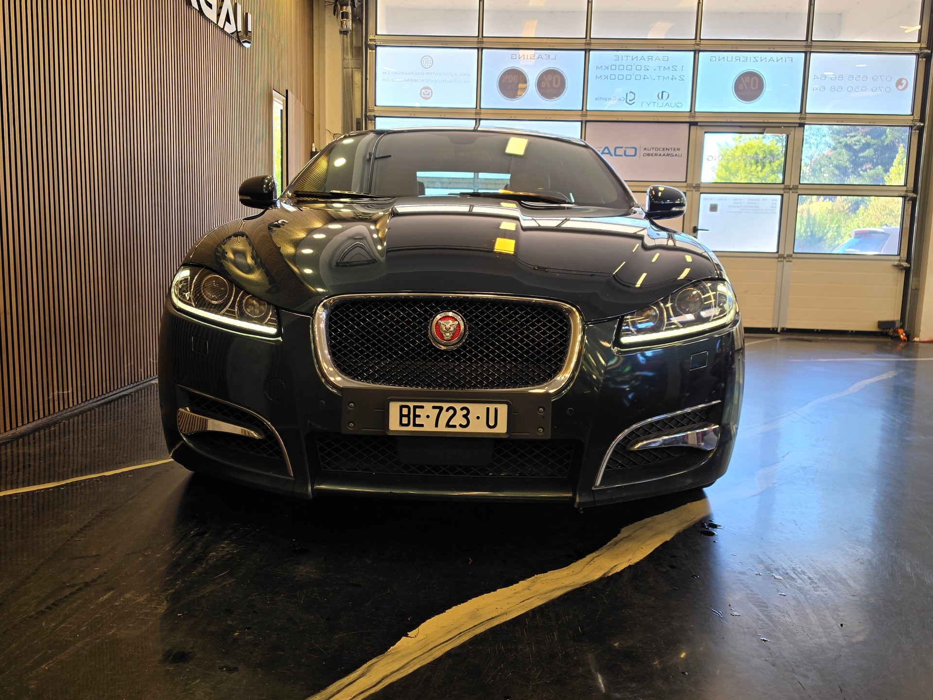 JAGUAR XF 3.0d S V6 Luxury-showroom-element-1