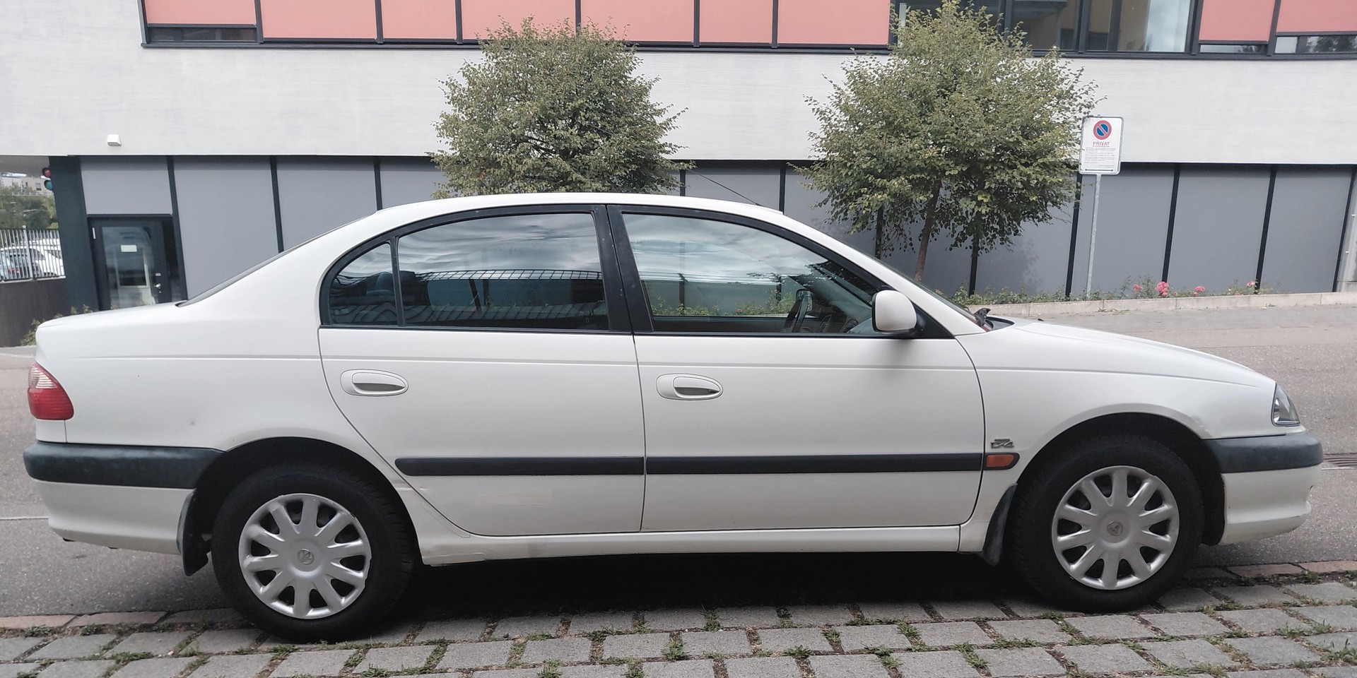 TOYOTA Avensis 2.0 VVT-i Linea Sol Sedan-image-5
