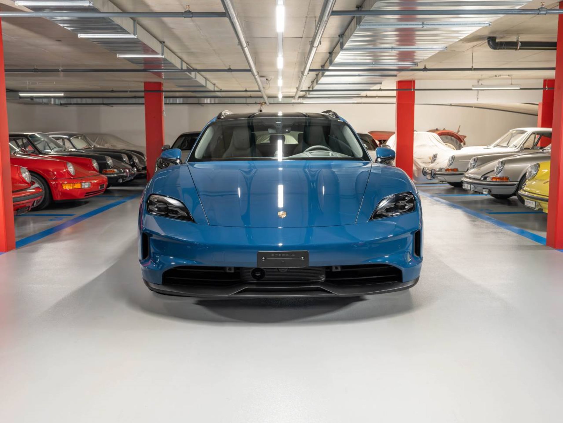 PORSCHE Taycan 4S Sport Turismo-showroom-element-1