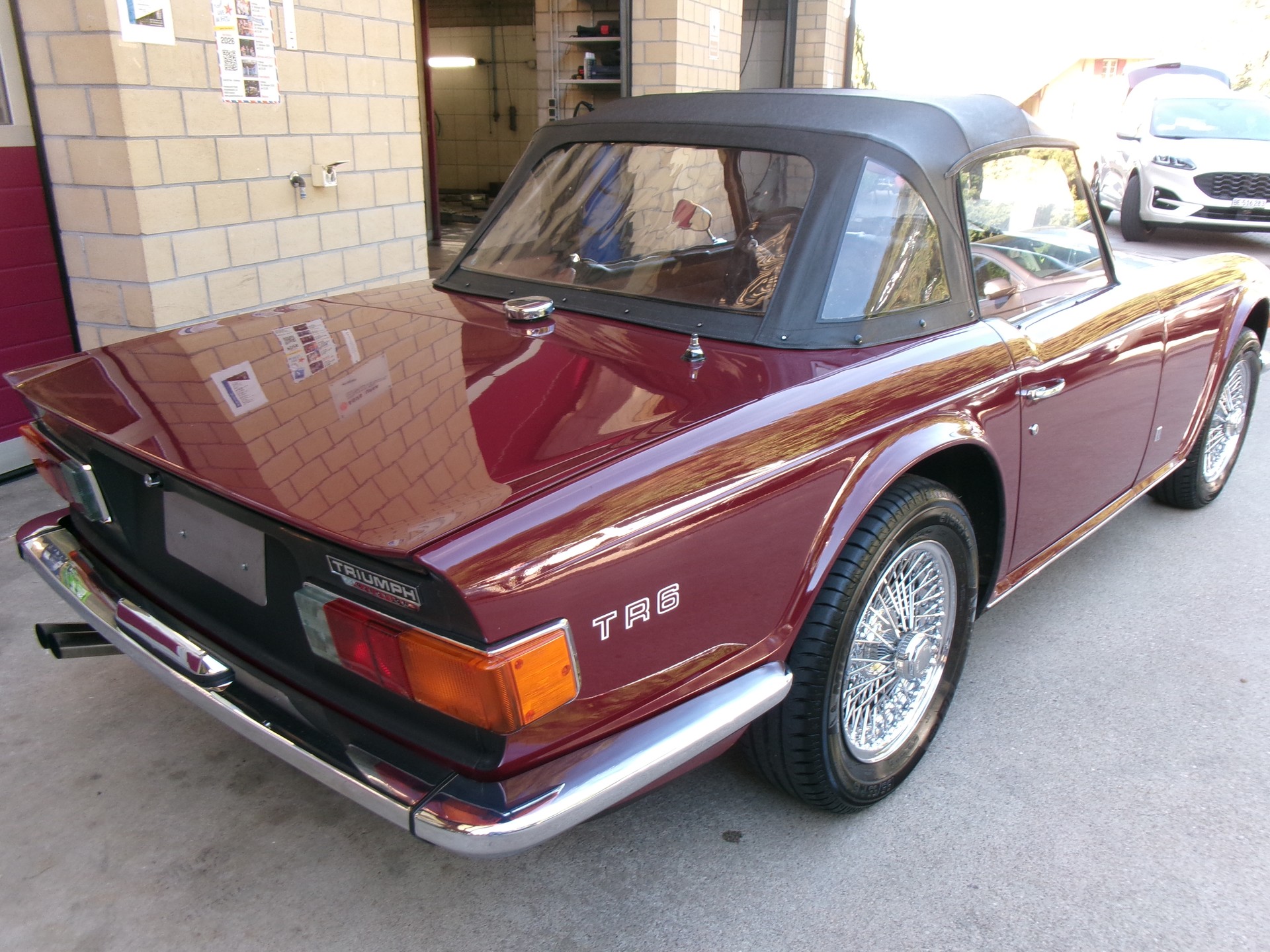TRIUMPH TR6-showroom-element-2