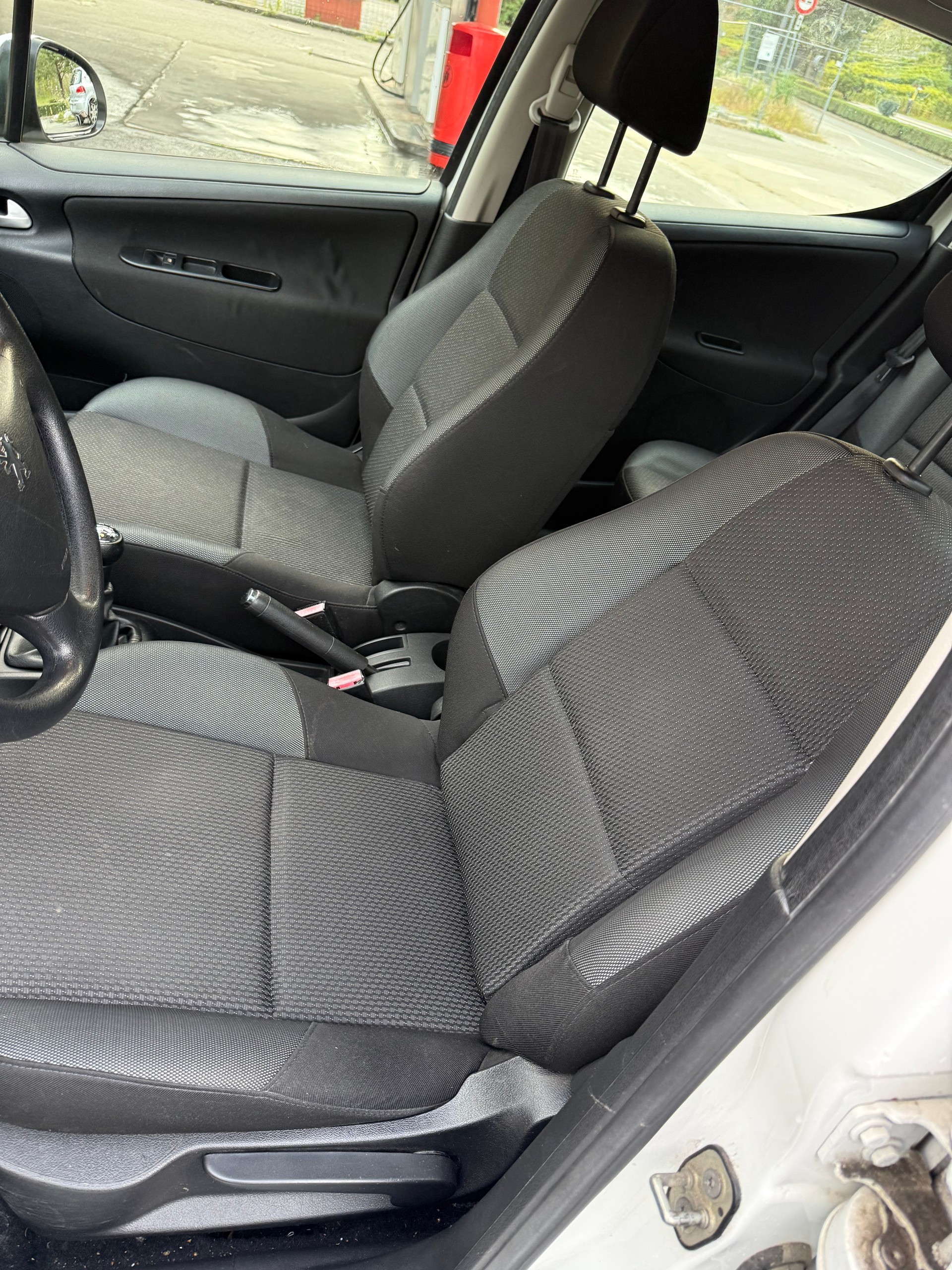 PEUGEOT 207 1.4 Trendy Clim-image-10