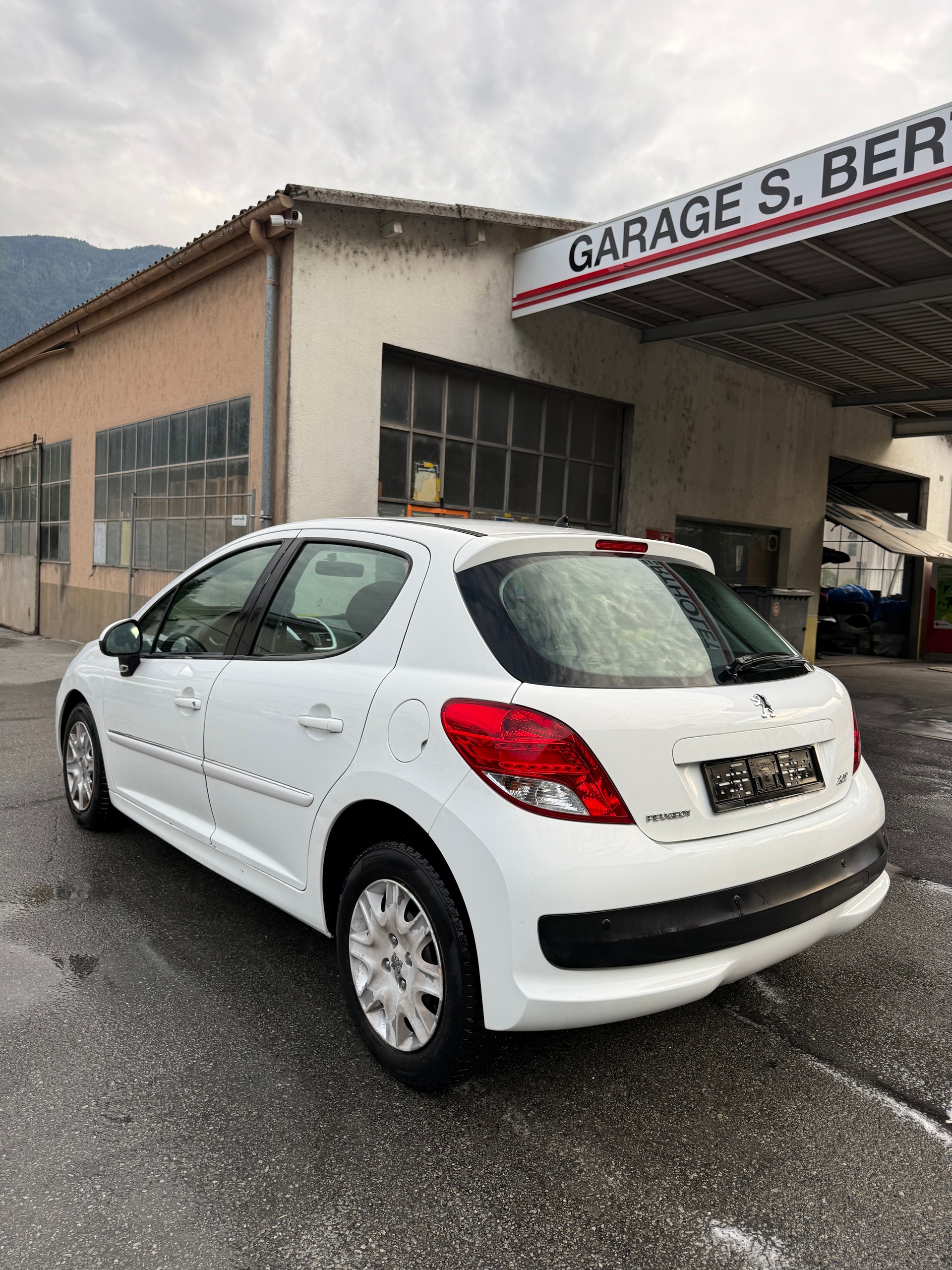 PEUGEOT 207 1.4 Trendy Clim-image-4