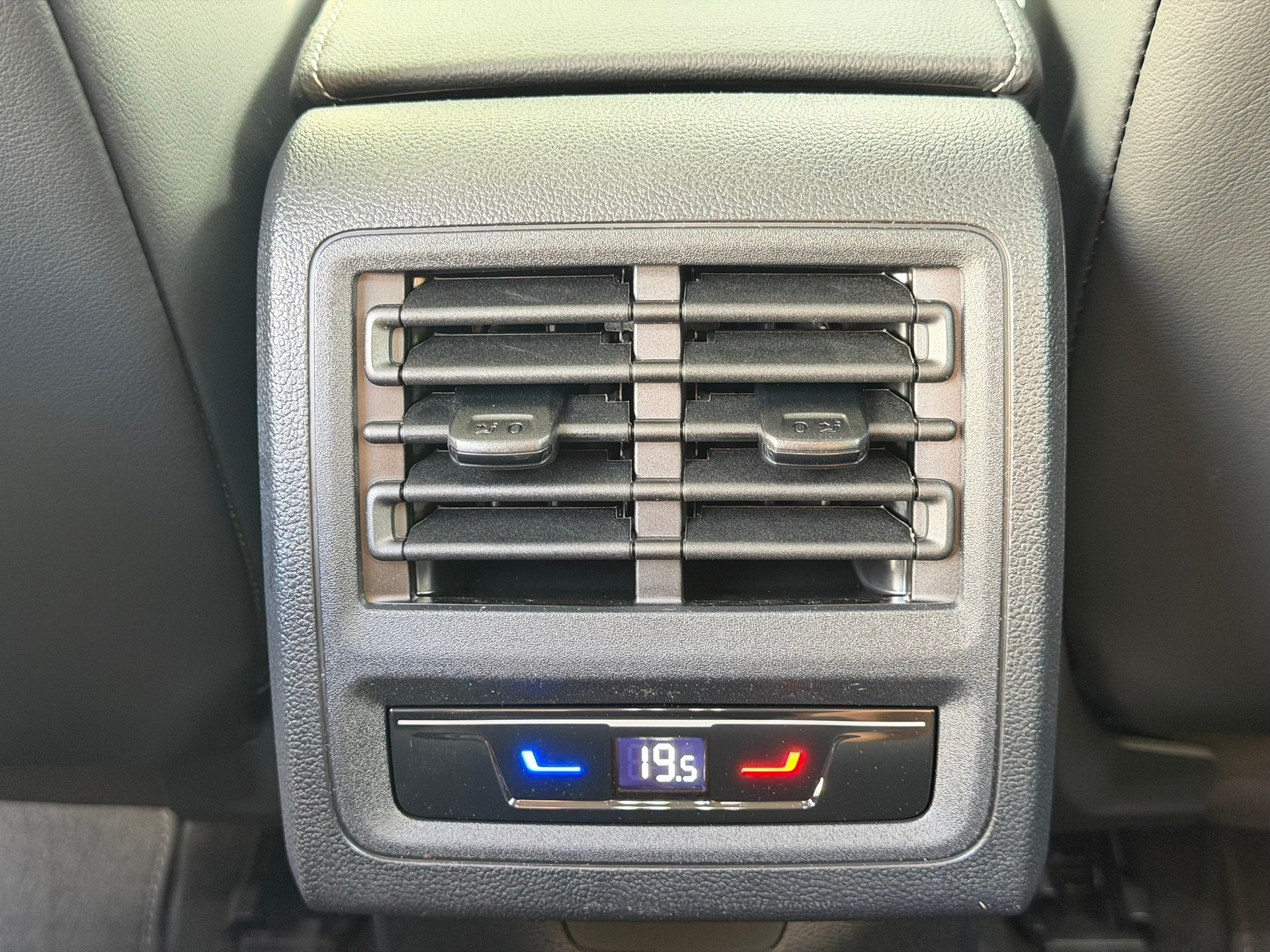 VW Golf 1.5 TSI PHEV Life-image-13