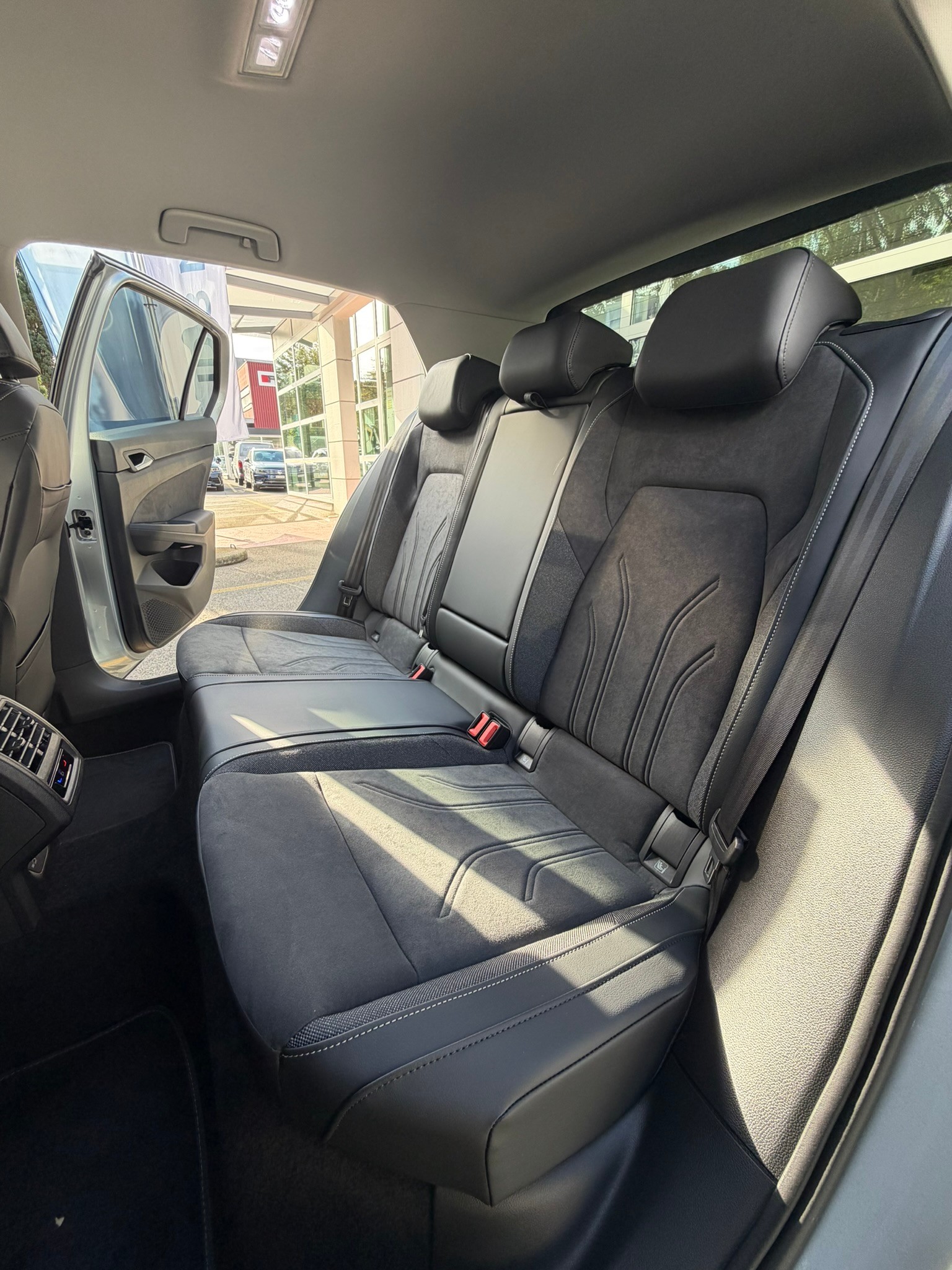 VW Golf 1.5 TSI PHEV Life-image-12