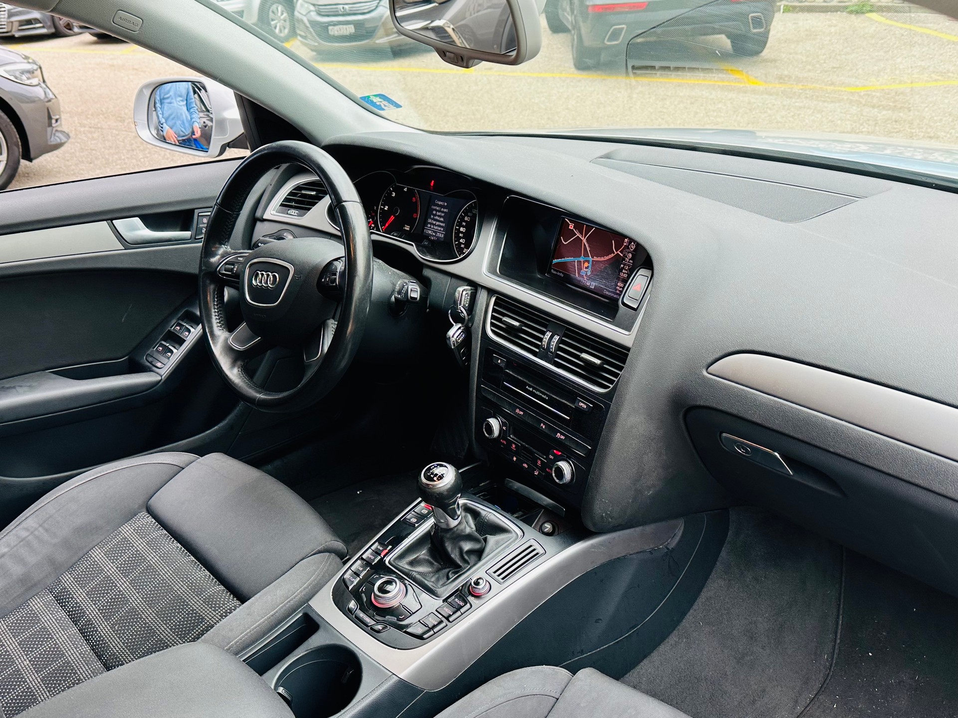 AUDI A4 Avant 2.0 TDI-image-8