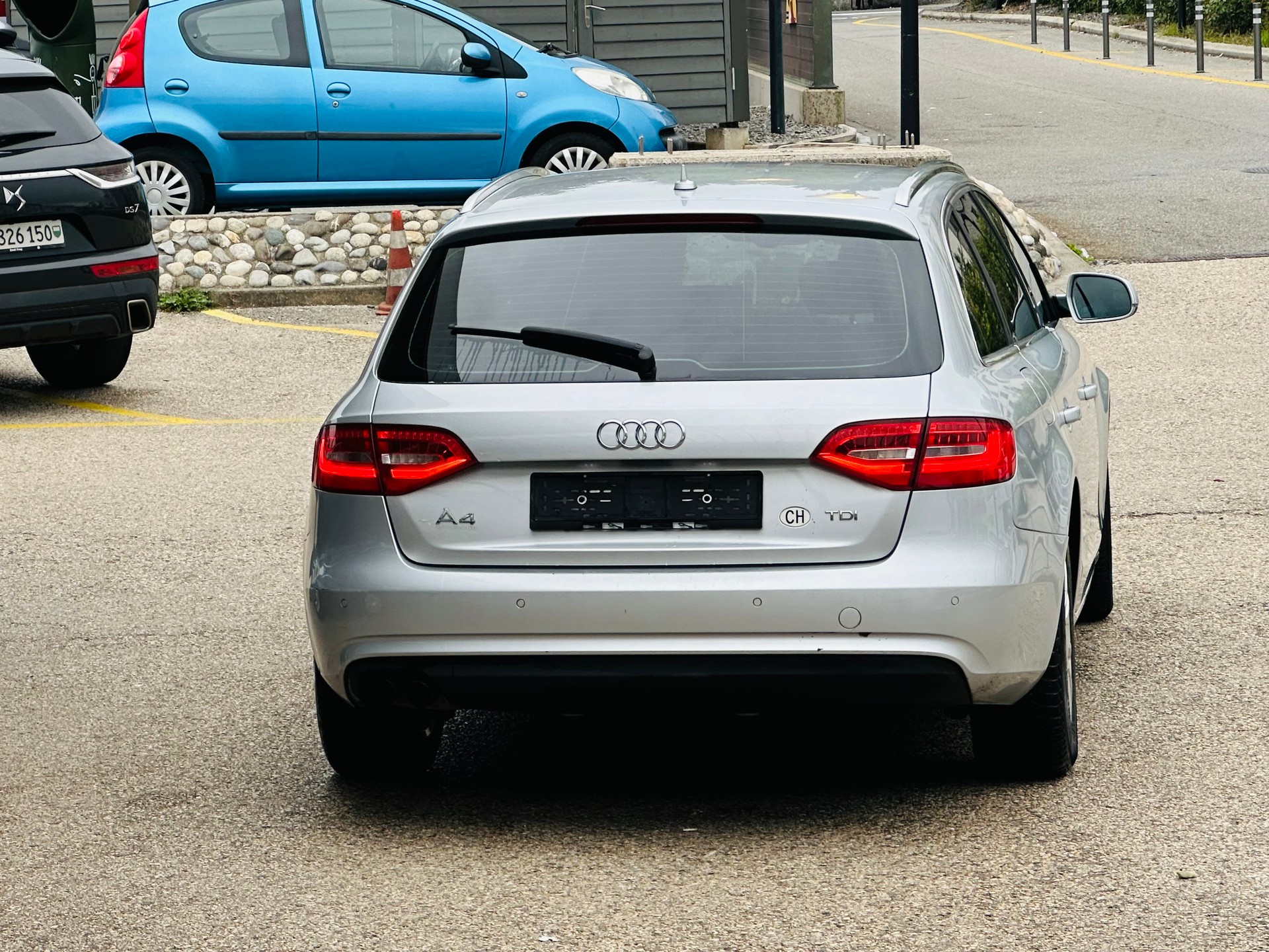 AUDI A4 Avant 2.0 TDI-image-11