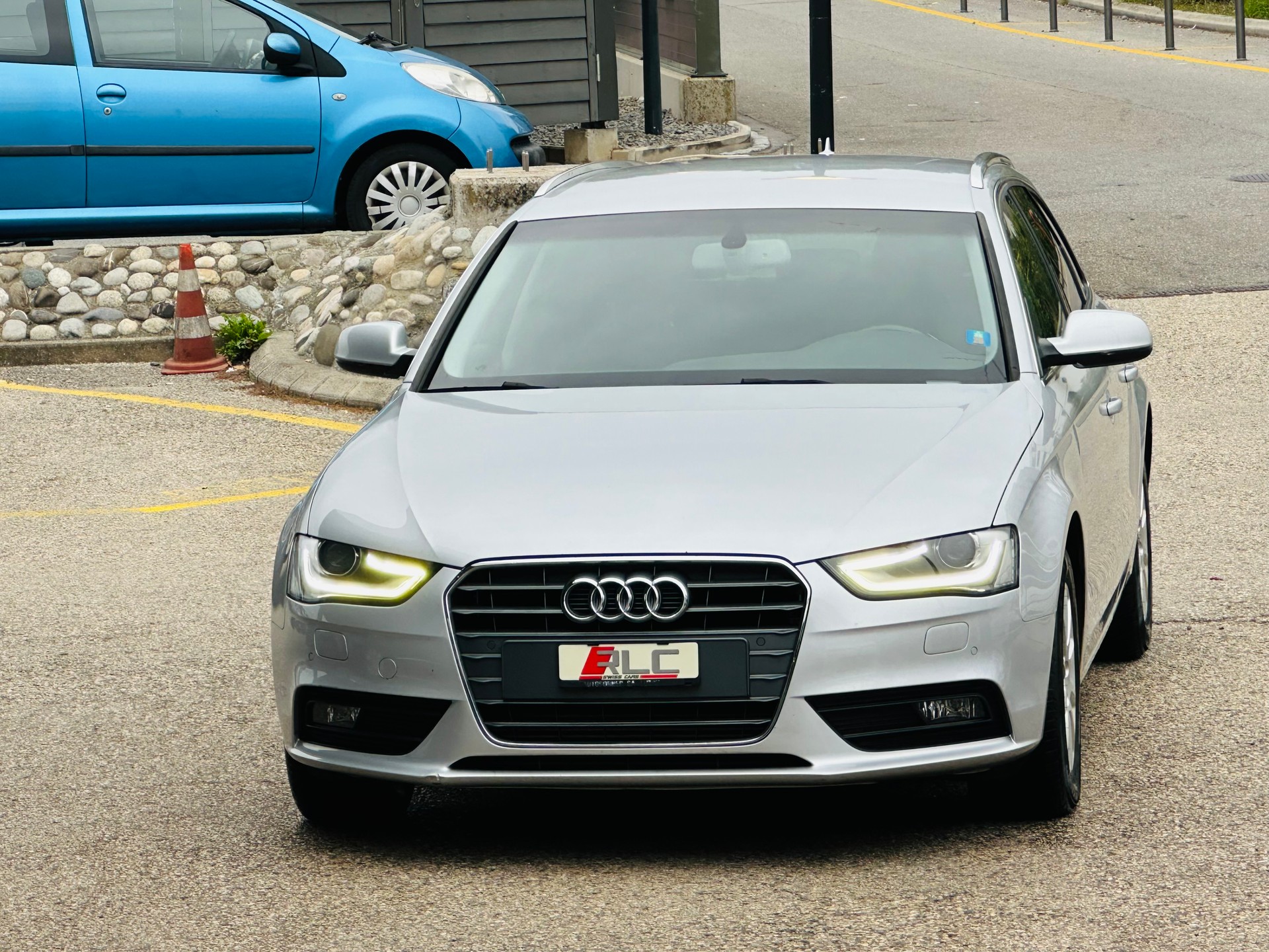 AUDI A4 Avant 2.0 TDI-image-5