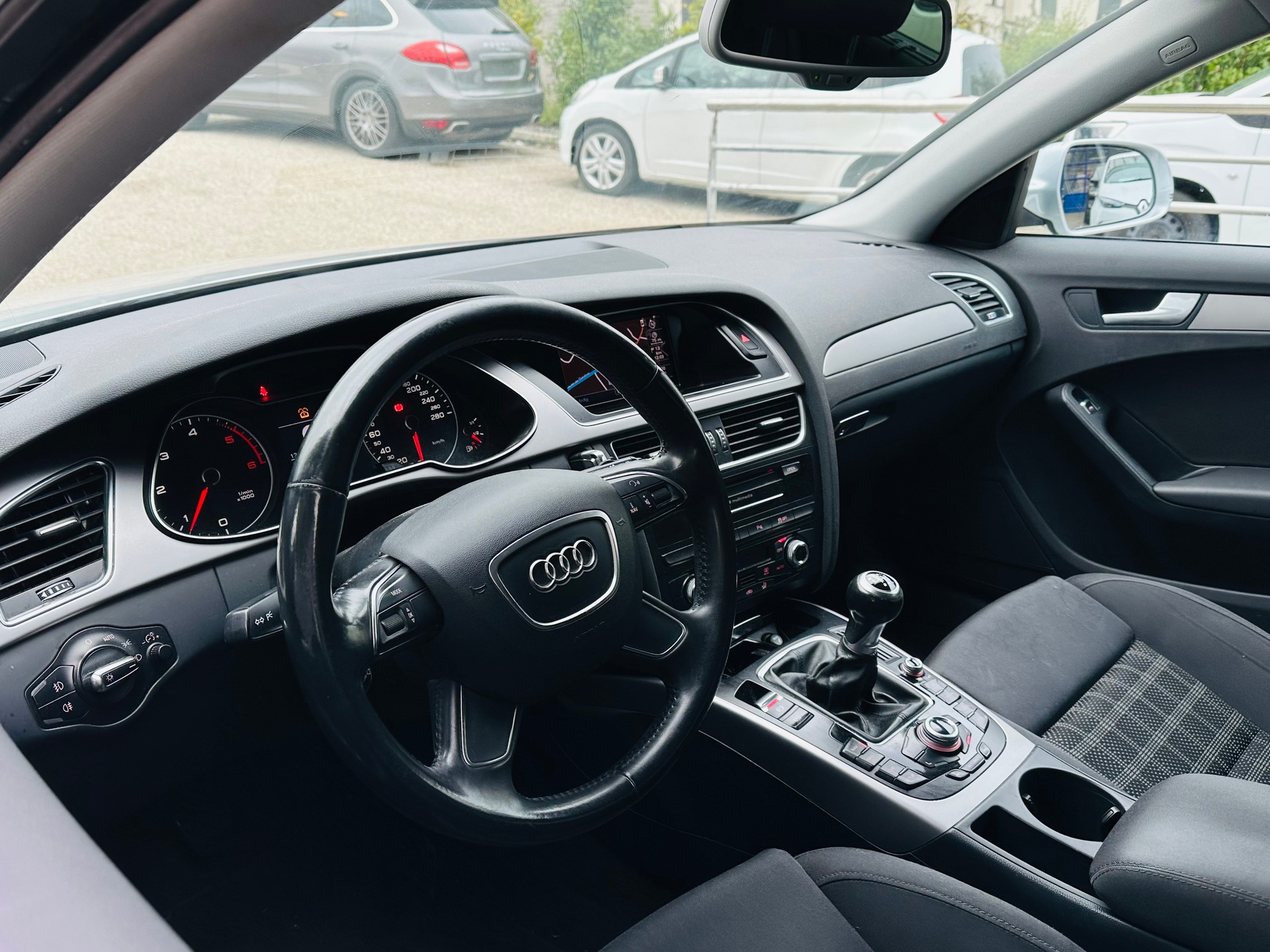 AUDI A4 Avant 2.0 TDI-image-9