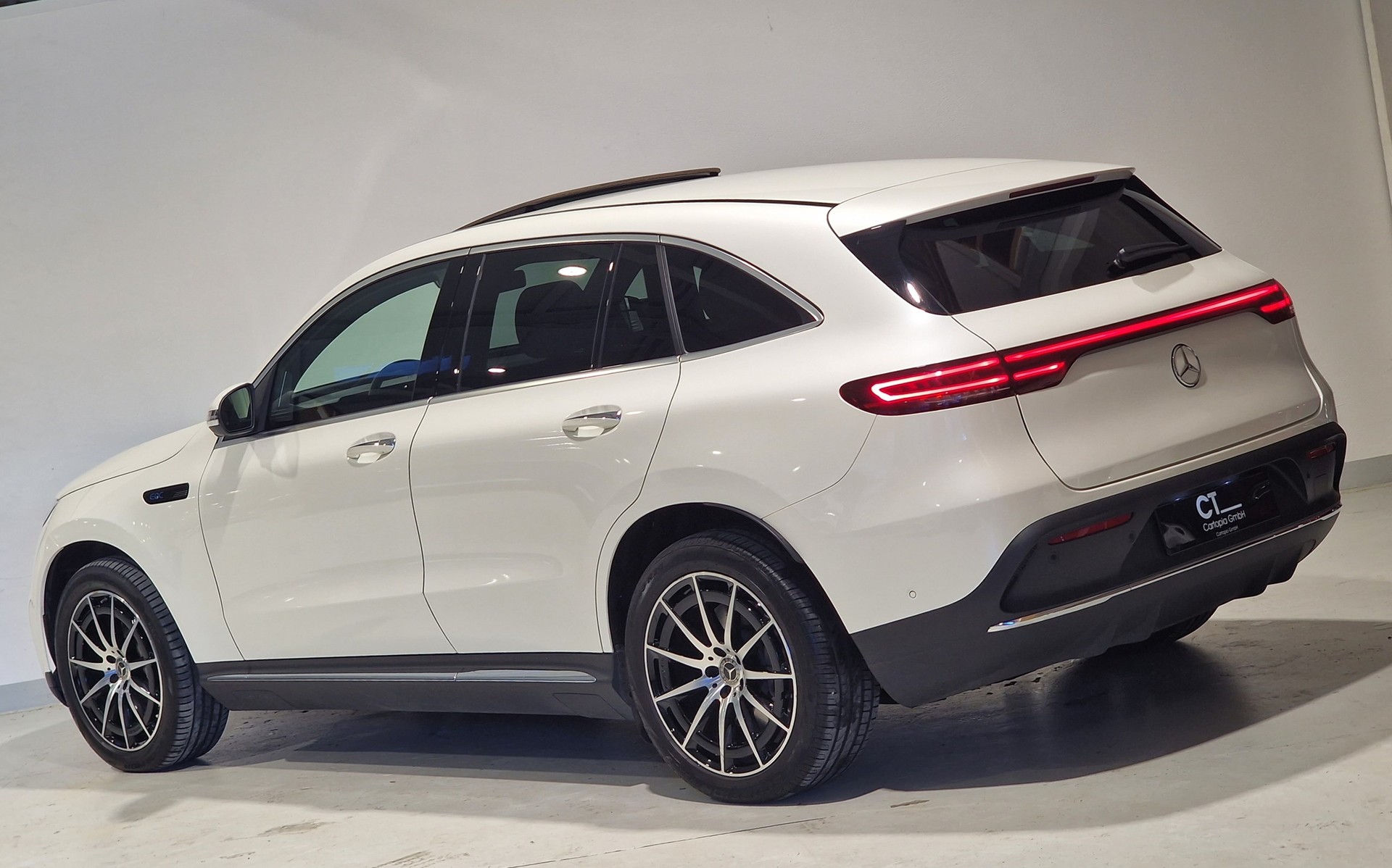 MERCEDES-BENZ EQC 400 AMG Line 4Matic-showroom-element-2