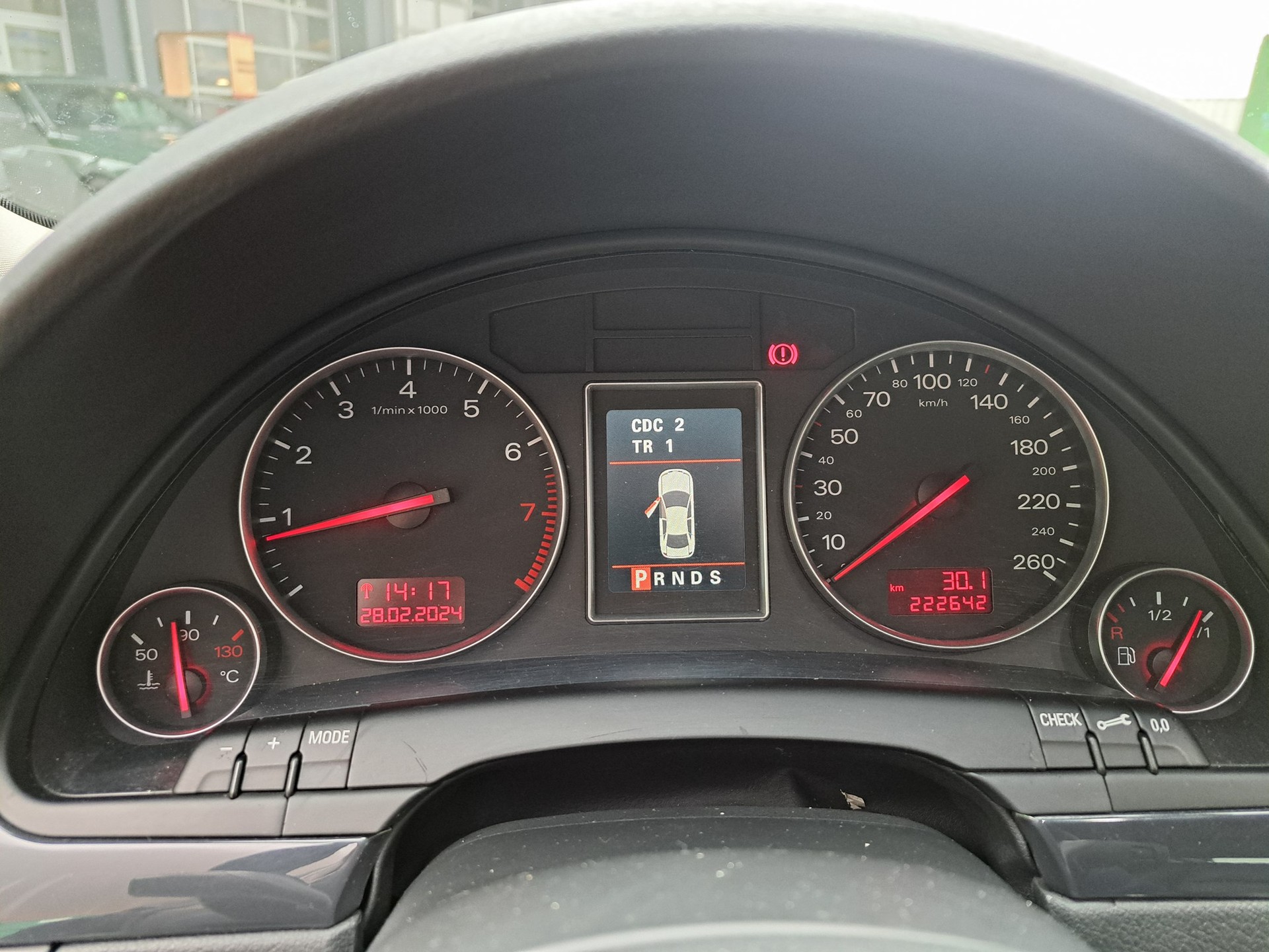 AUDI A4 3.0 V6 quattro-image-9