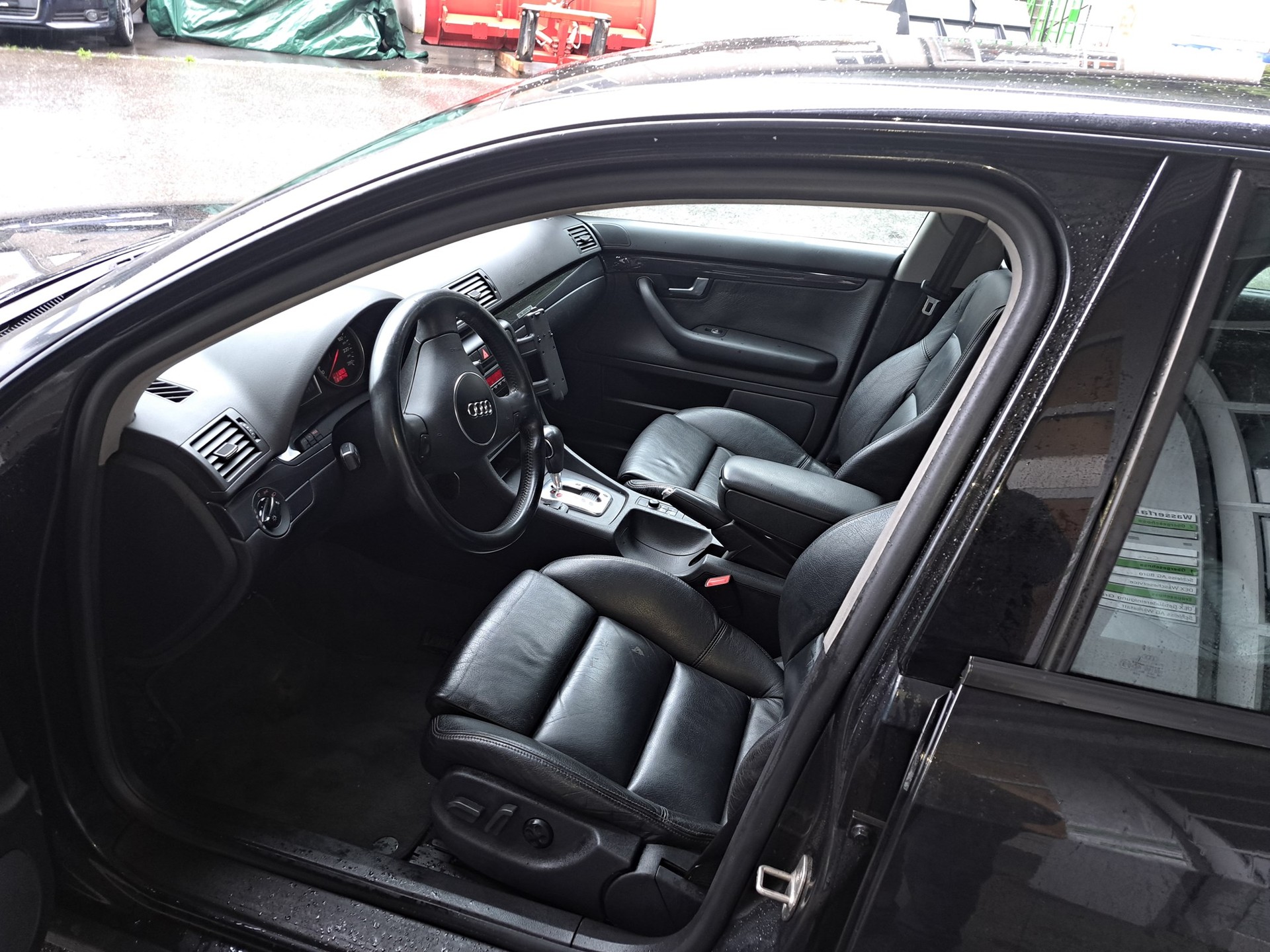 AUDI A4 3.0 V6 quattro-image-6