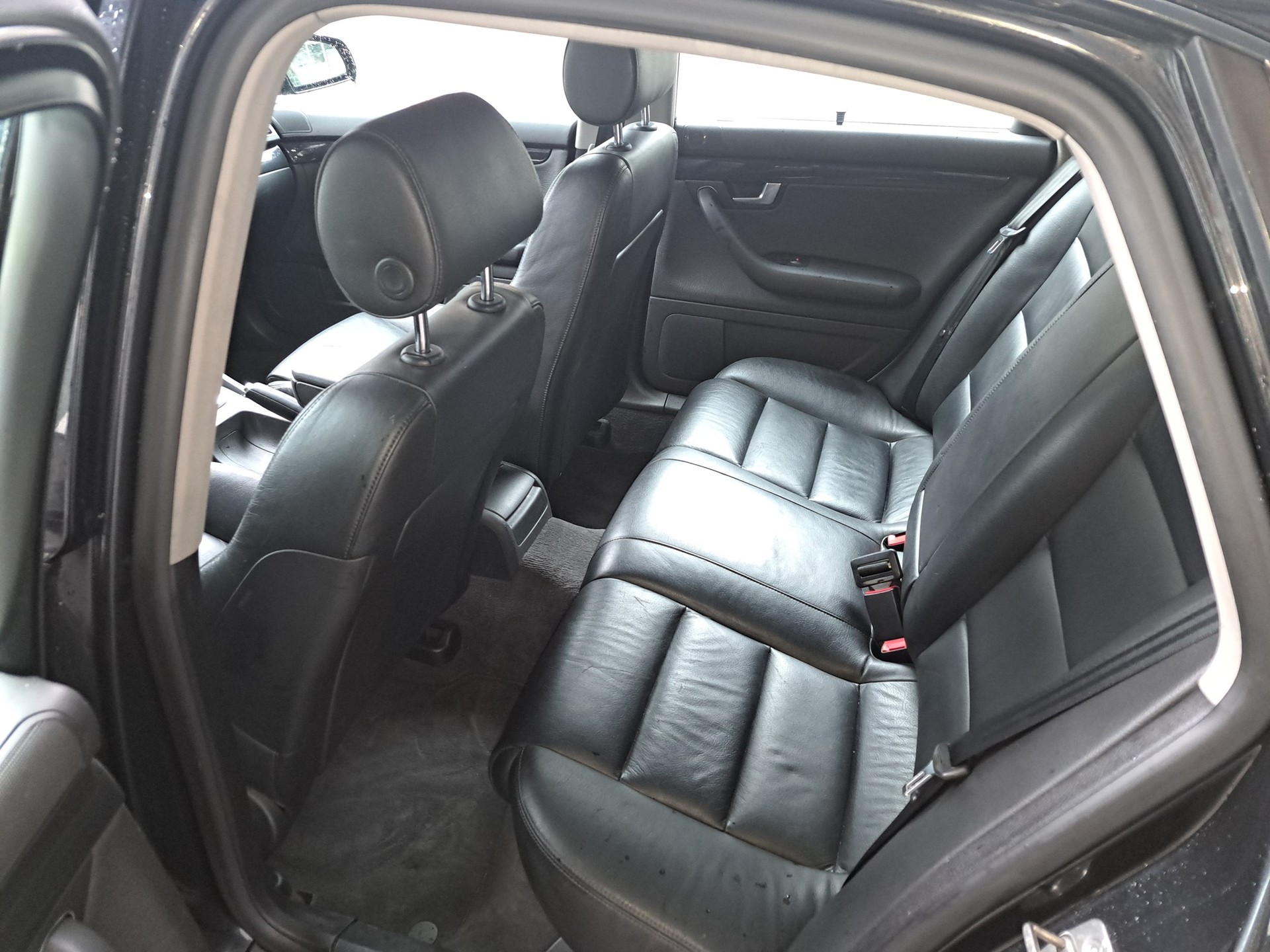 AUDI A4 3.0 V6 quattro-image-7