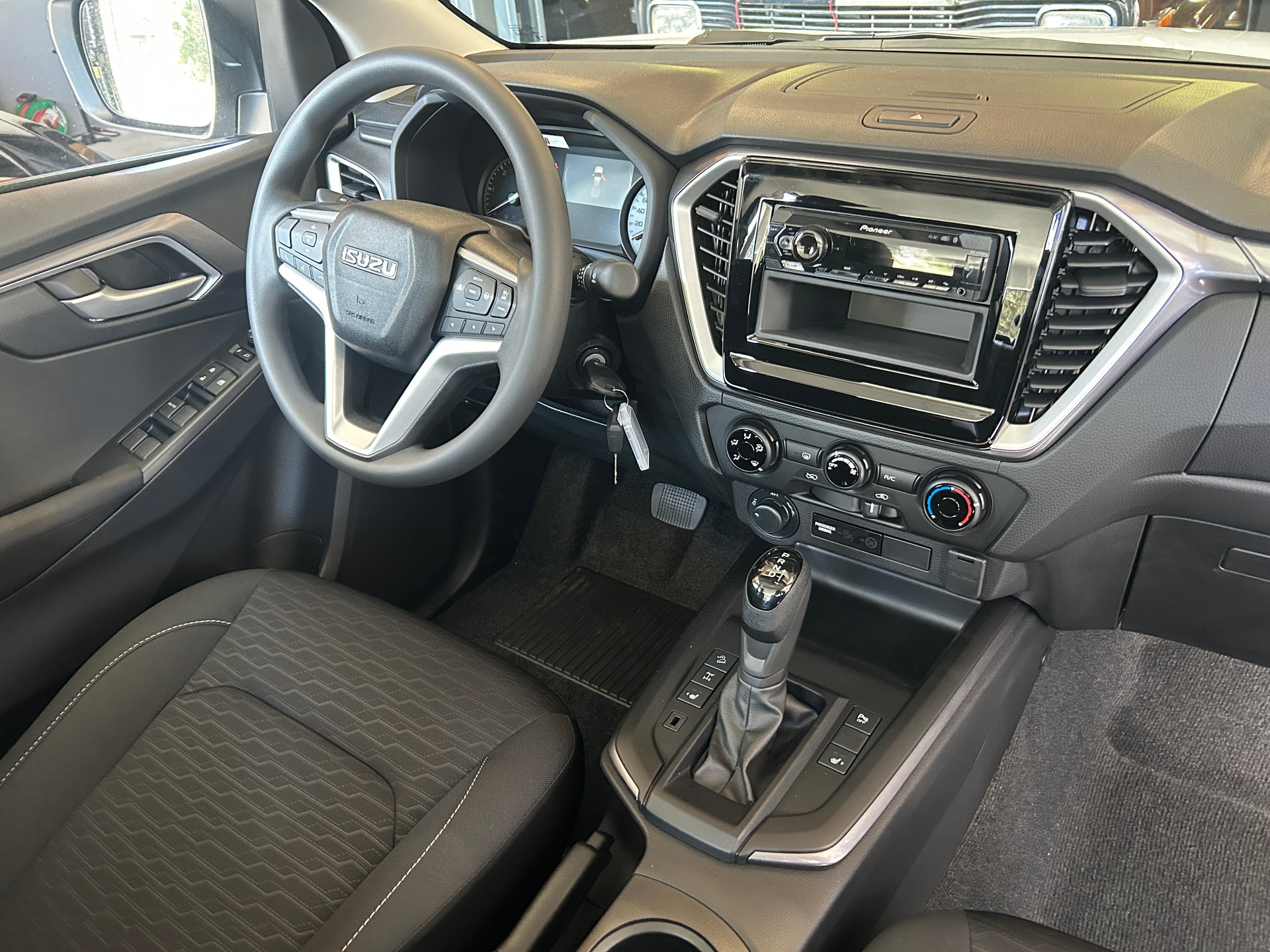 ISUZU CrewCab N60BB-image-13