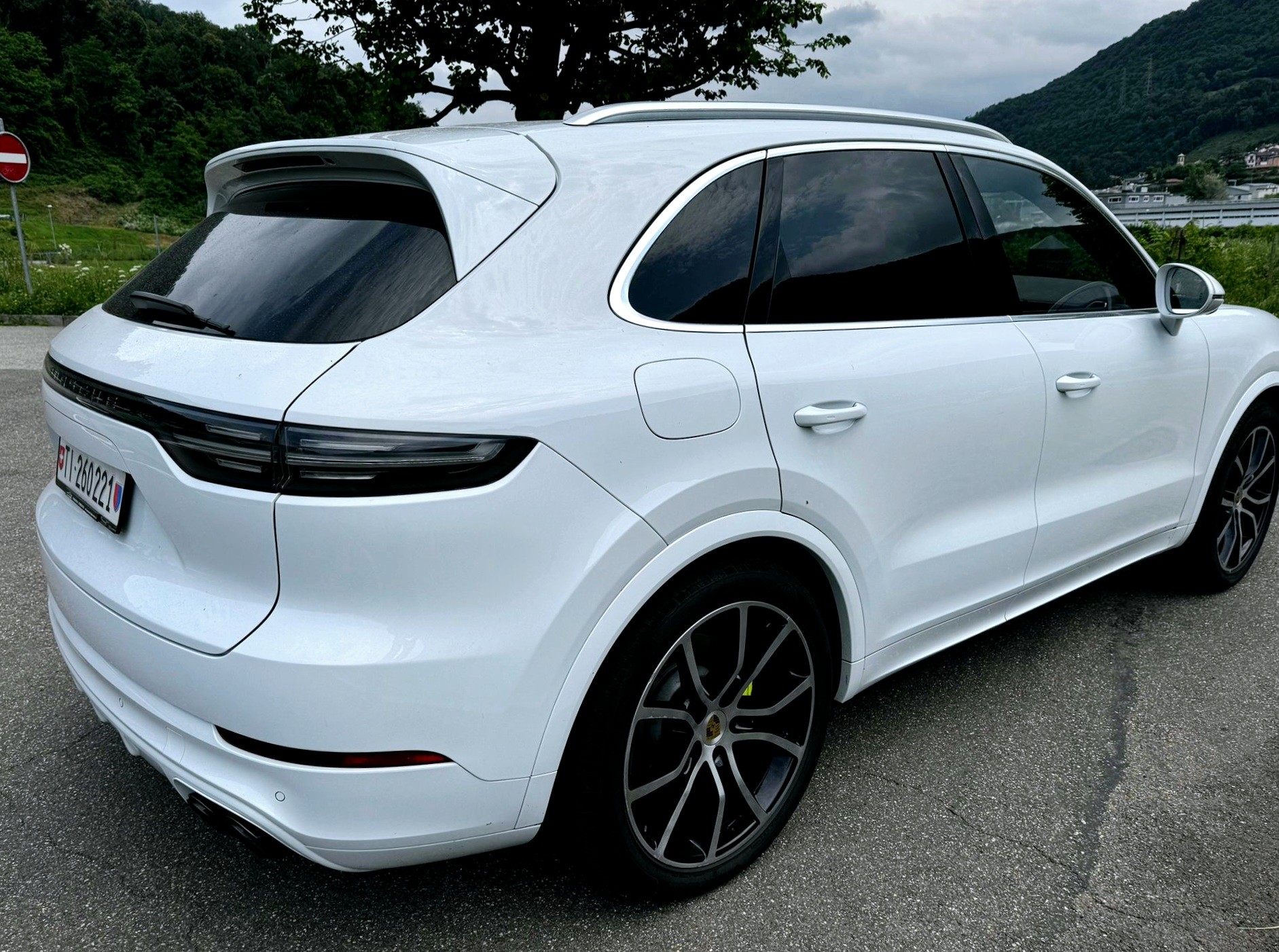 PORSCHE Cayenne E-Hybrid-image-3