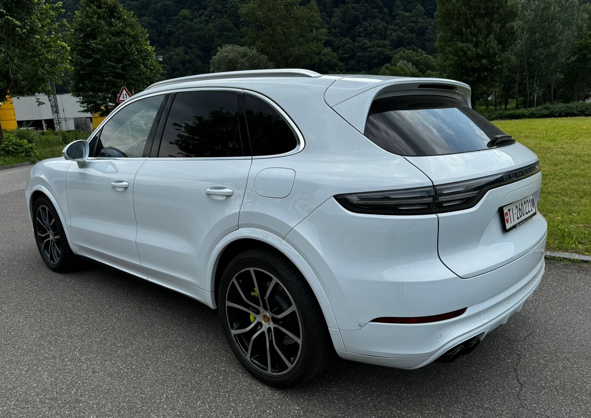 PORSCHE Cayenne E-Hybrid-image-4