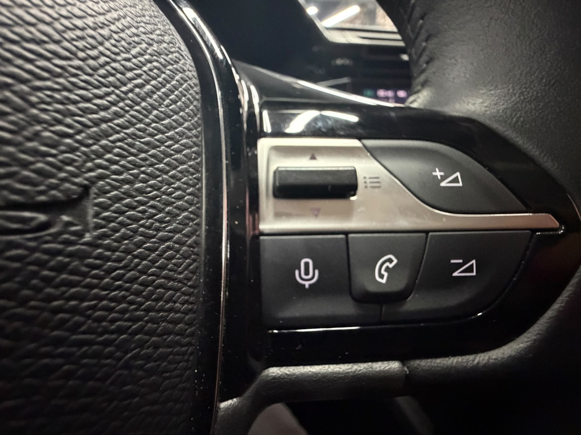 PEUGEOT 308 SW 1.5 BlueHDI Allure EAT8-image-15