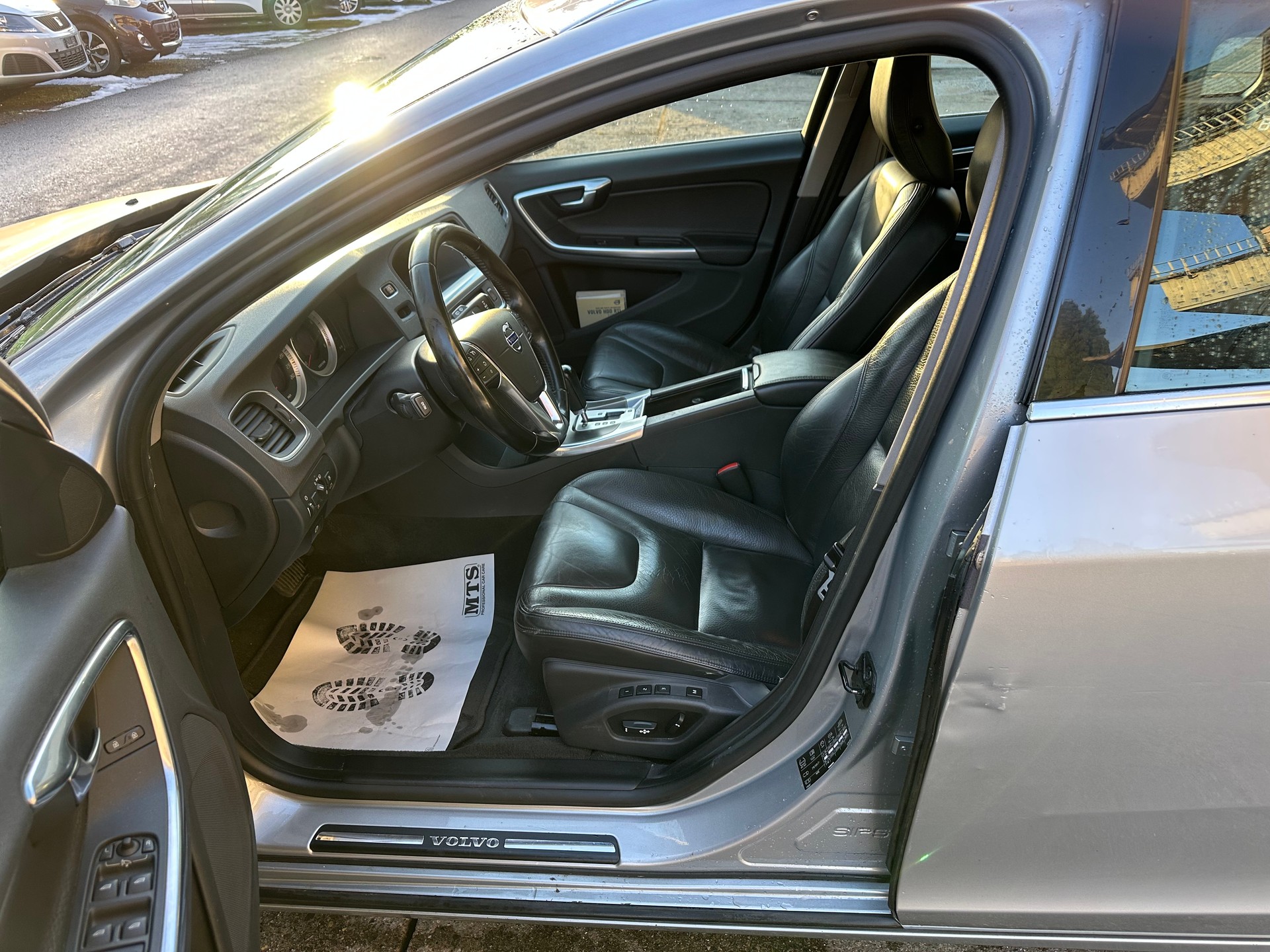 VOLVO V60 2.0T Powershift-image-10