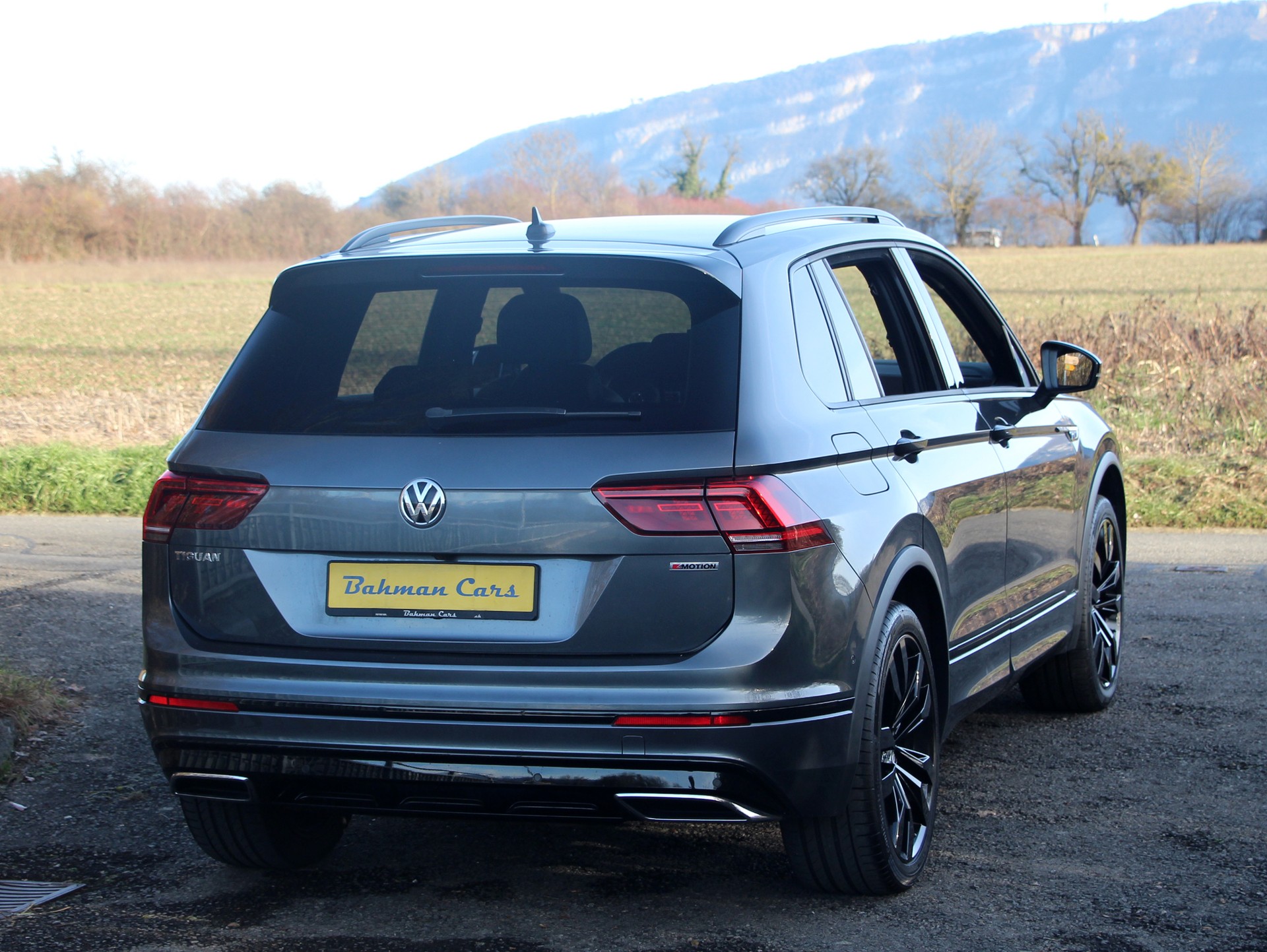 VW Tiguan 2.0TSI Highline 4Motion DSG R-Line-showroom-element-3
