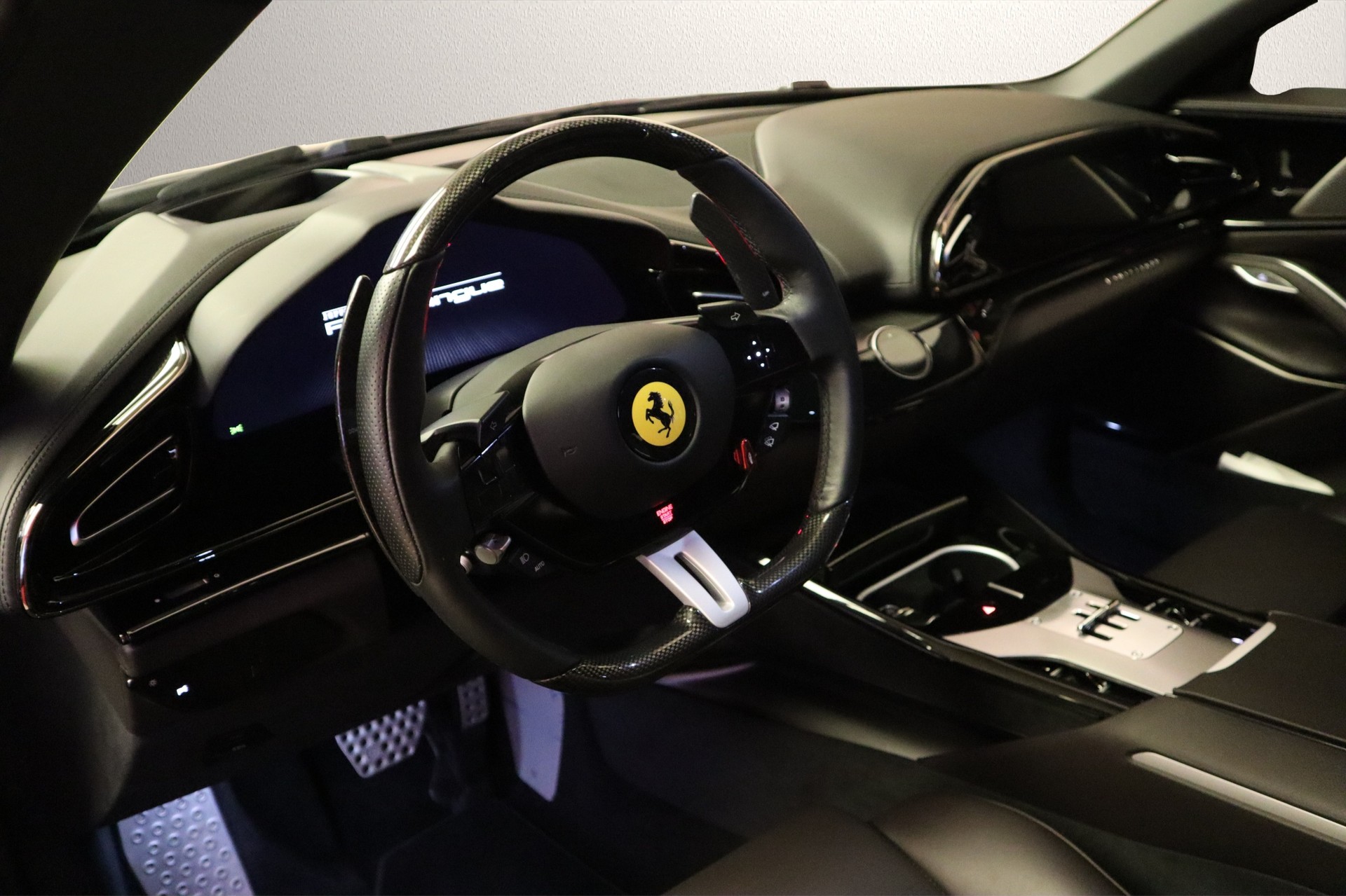 FERRARI PUROSANGUE-showroom-element-2