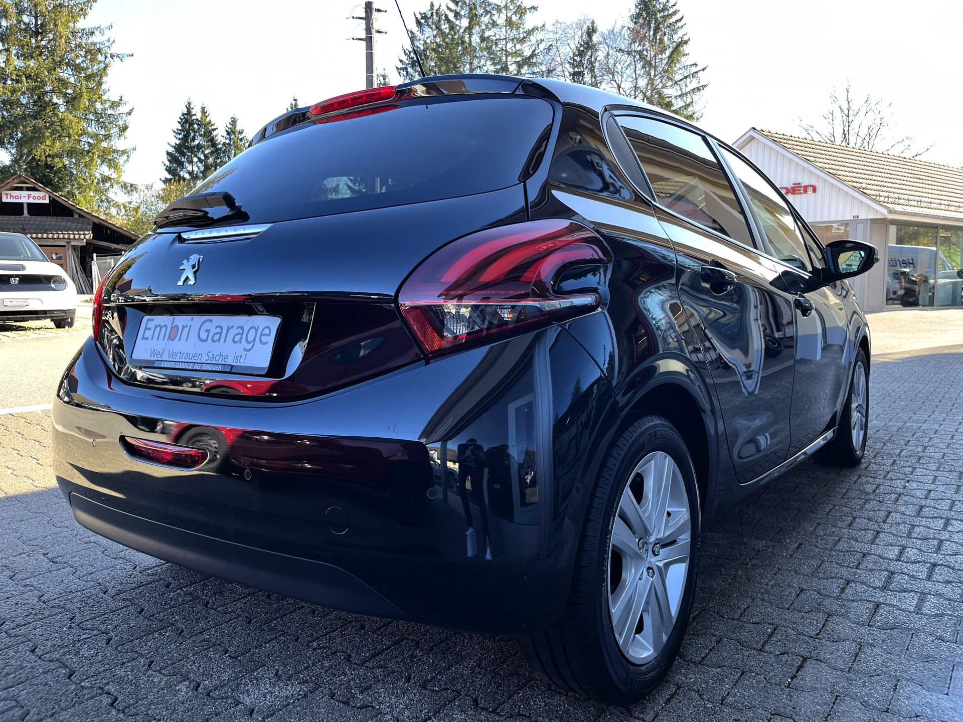 PEUGEOT 208 1.2 PureTech Signature EAT6-image-4