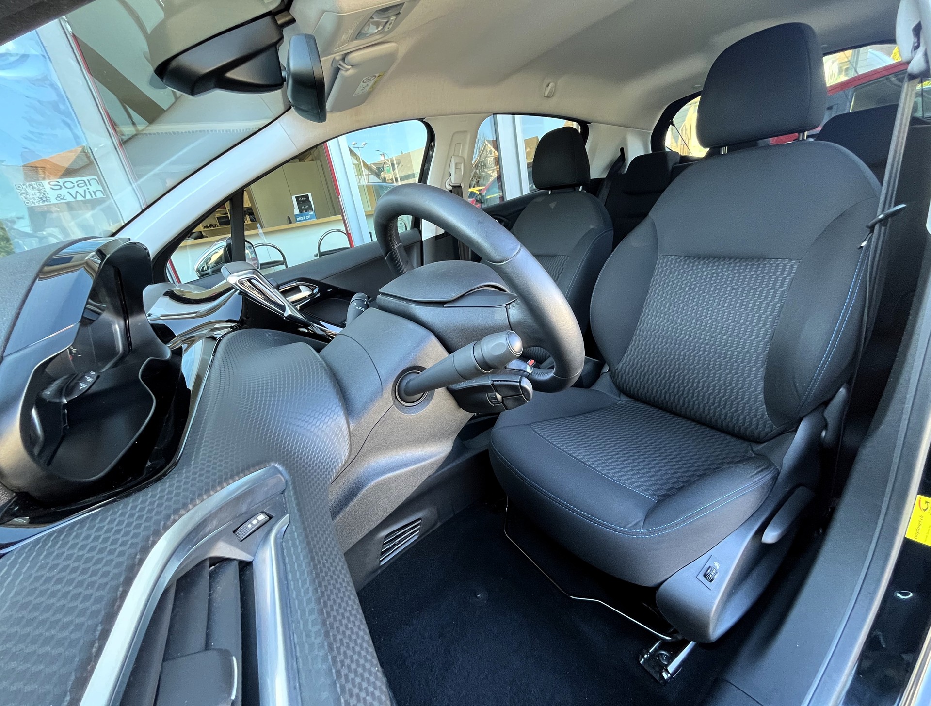 PEUGEOT 208 1.2 PureTech Signature EAT6-image-15
