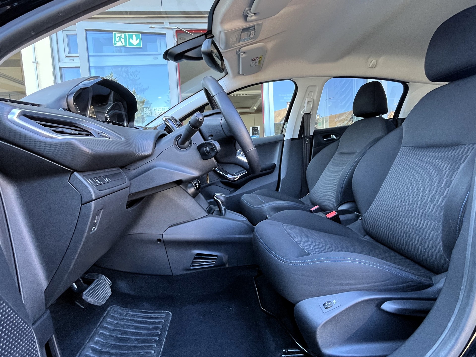 PEUGEOT 208 1.2 PureTech Signature EAT6-image-13