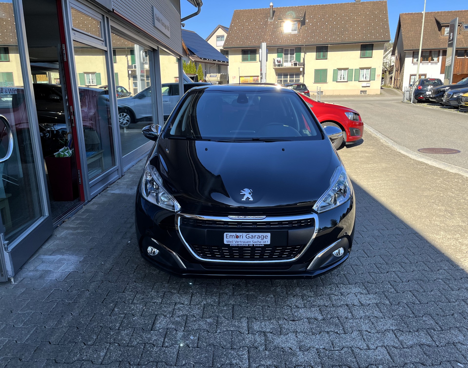 PEUGEOT 208 1.2 PureTech Signature EAT6-image-1