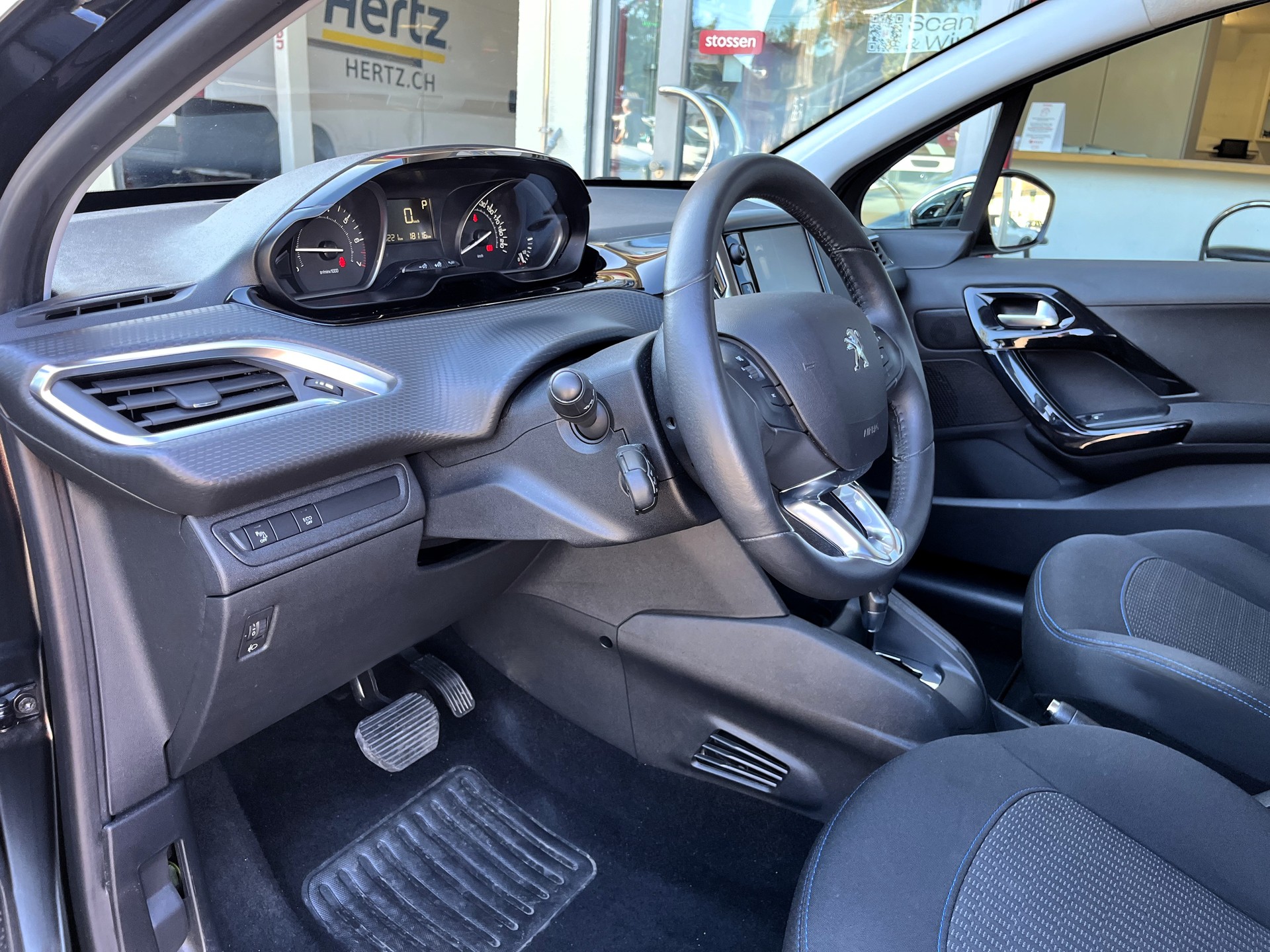 PEUGEOT 208 1.2 PureTech Signature EAT6-image-12
