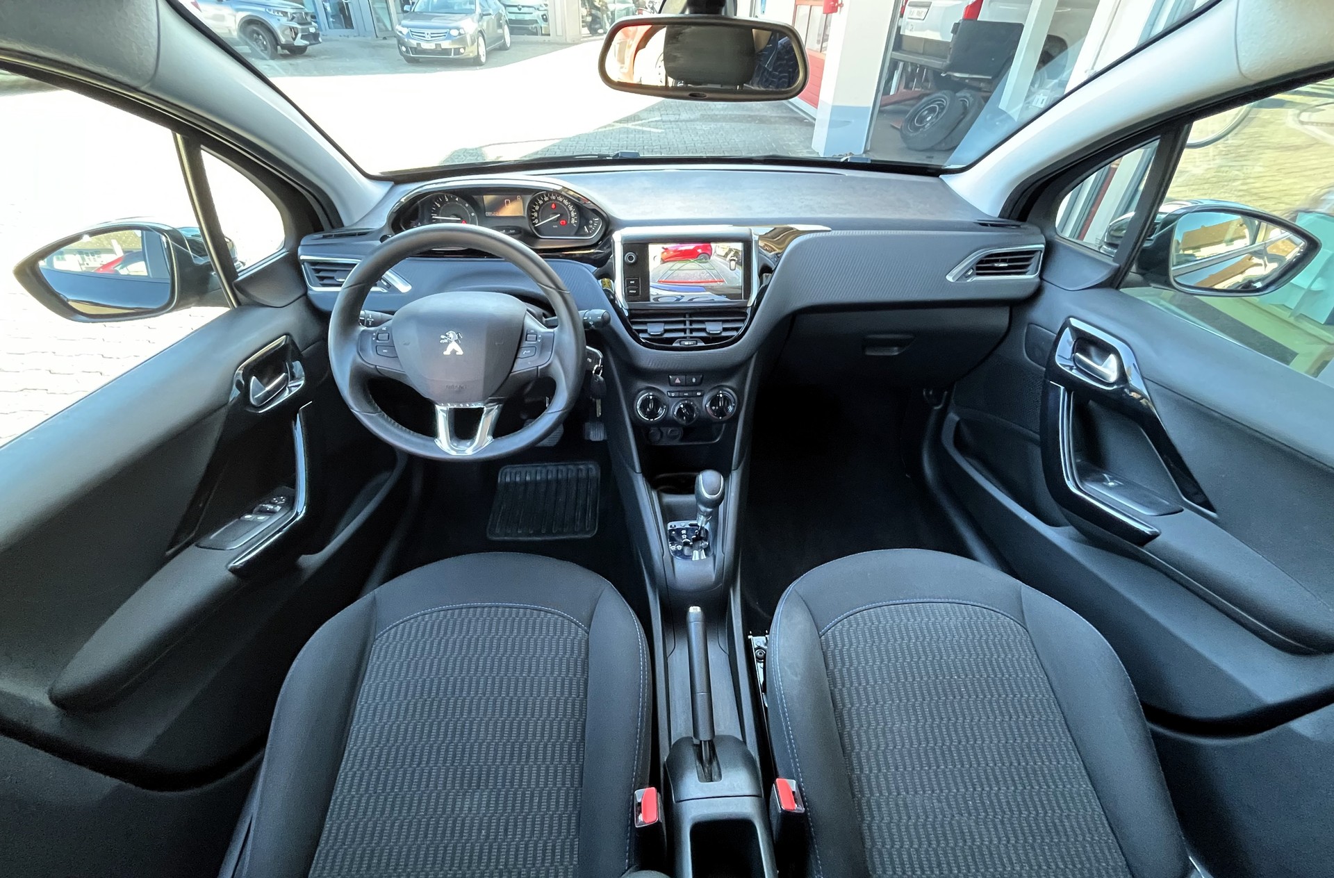 PEUGEOT 208 1.2 PureTech Signature EAT6-image-10