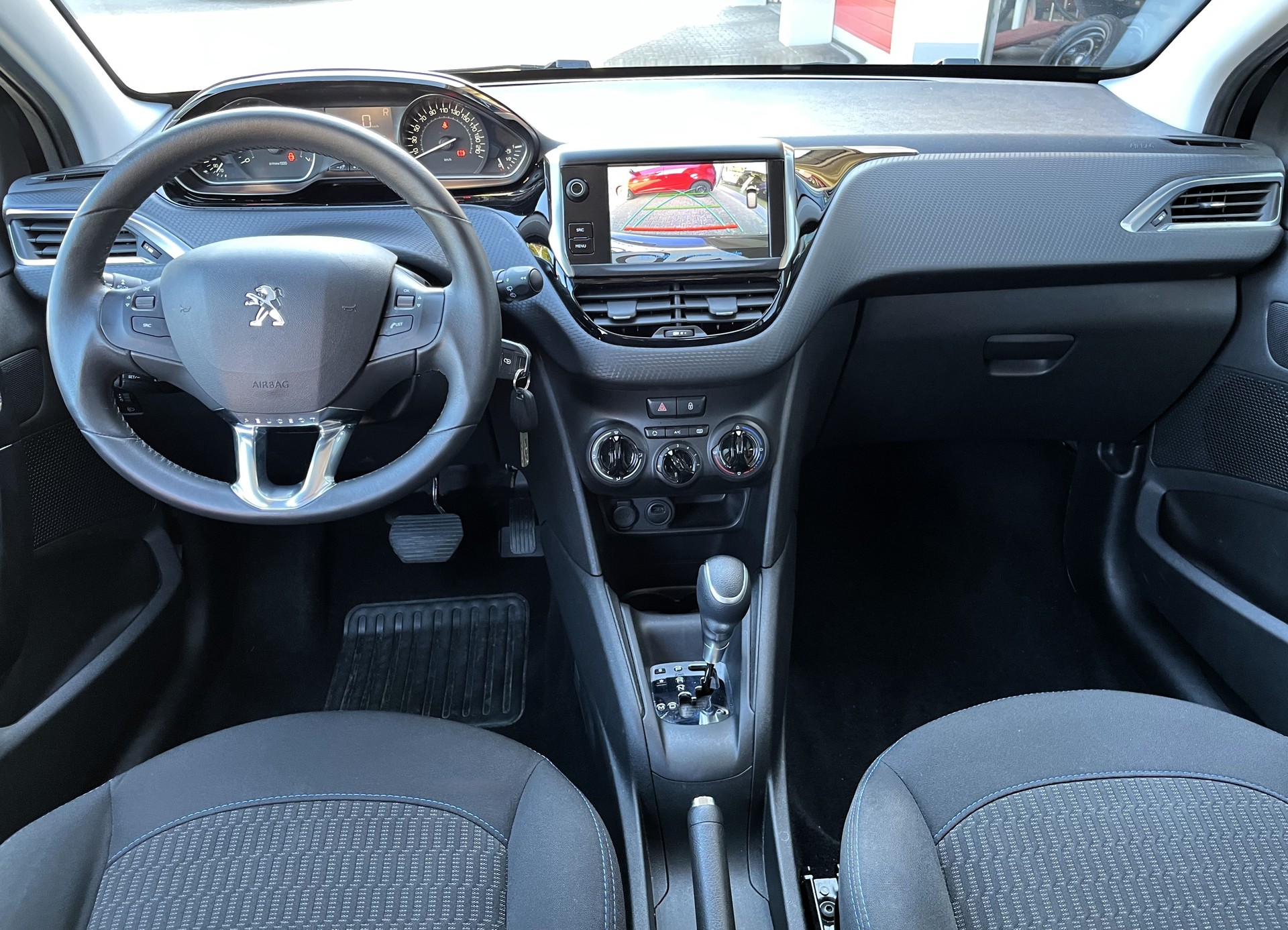 PEUGEOT 208 1.2 PureTech Signature EAT6-image-11
