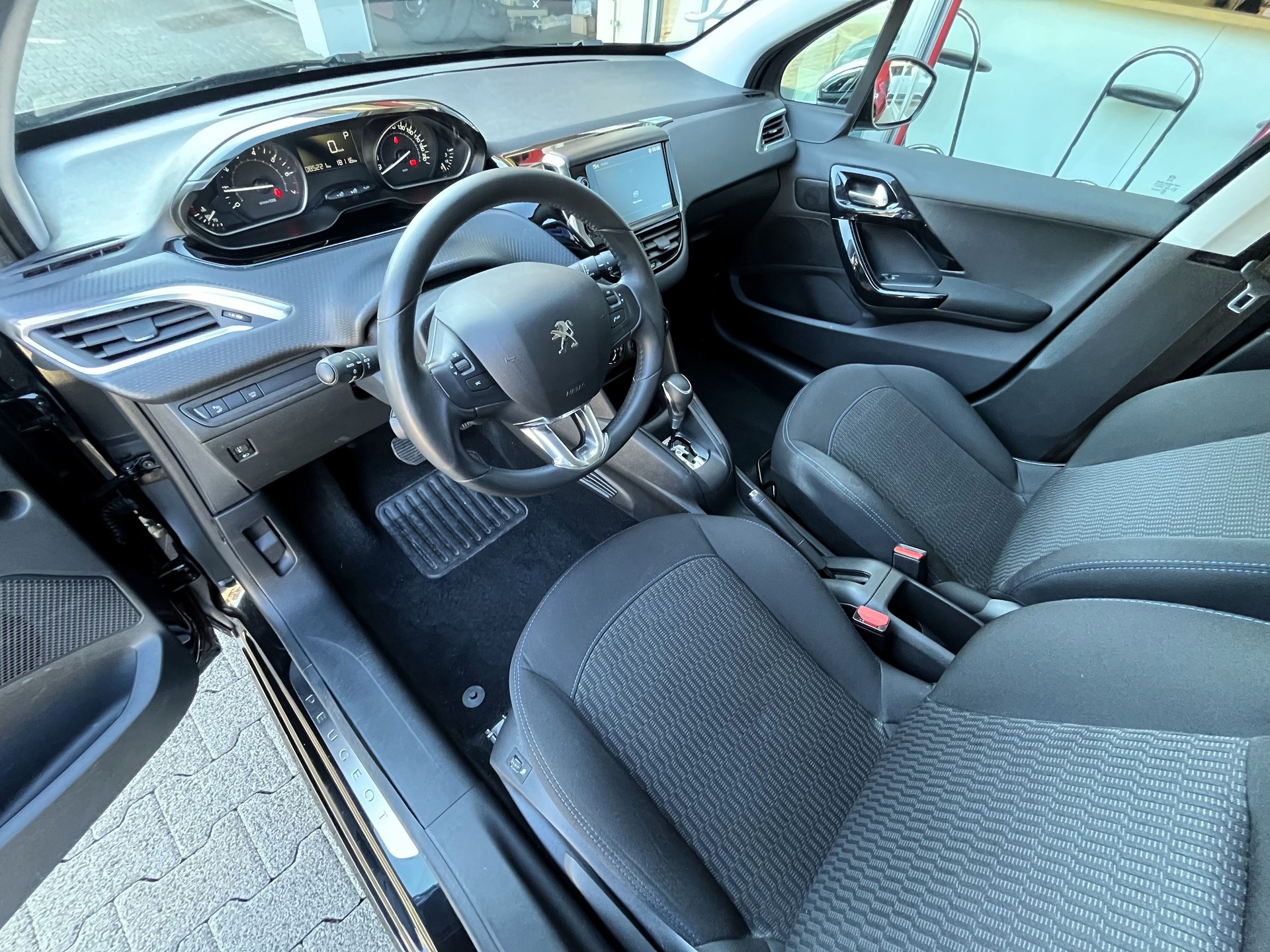 PEUGEOT 208 1.2 PureTech Signature EAT6-image-14