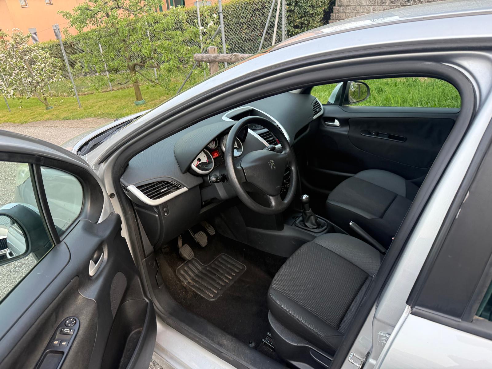 PEUGEOT 207 1.4 Trendy Clim-image-10