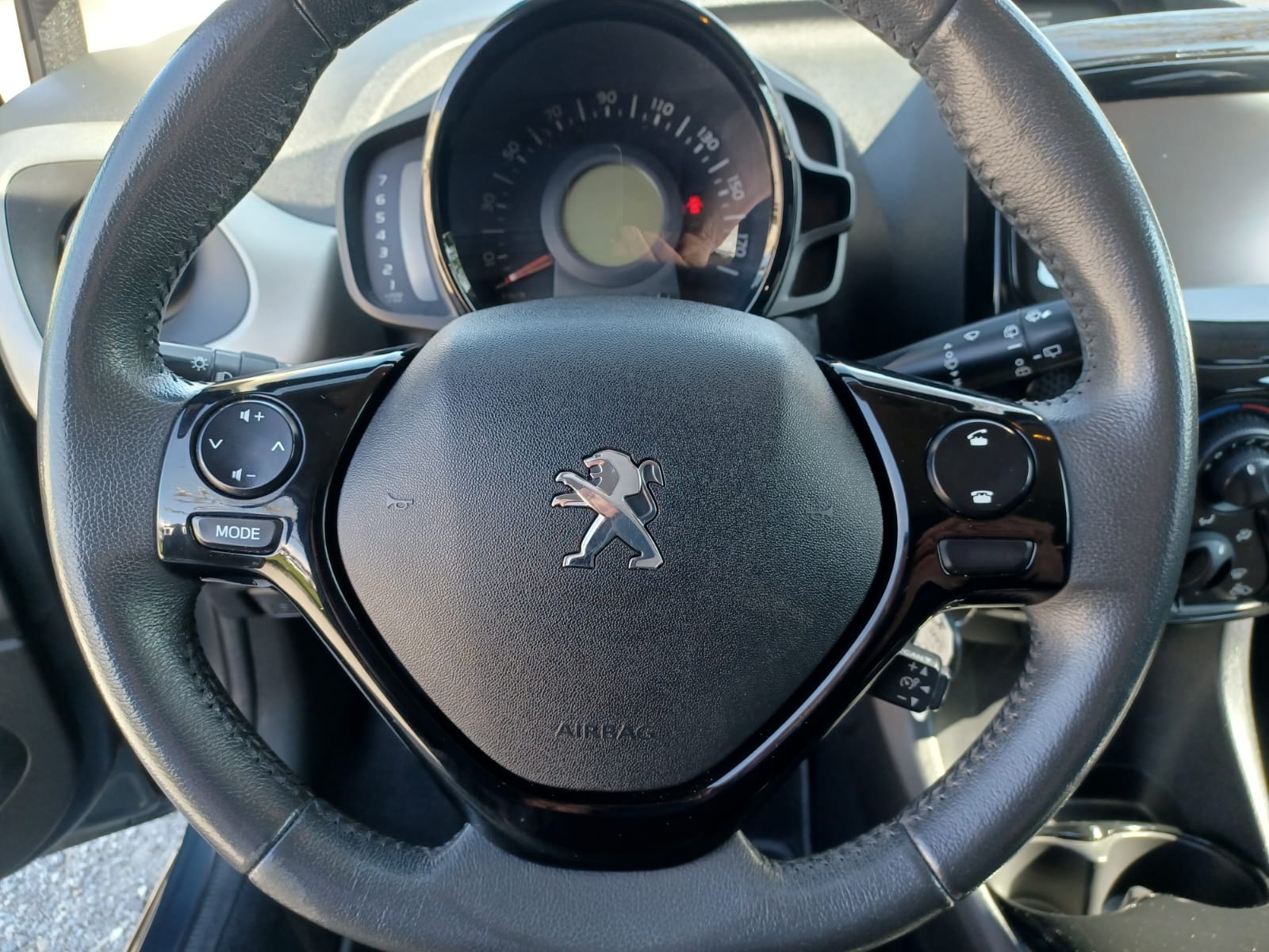 PEUGEOT 108 1.2 VTi Active-image-11