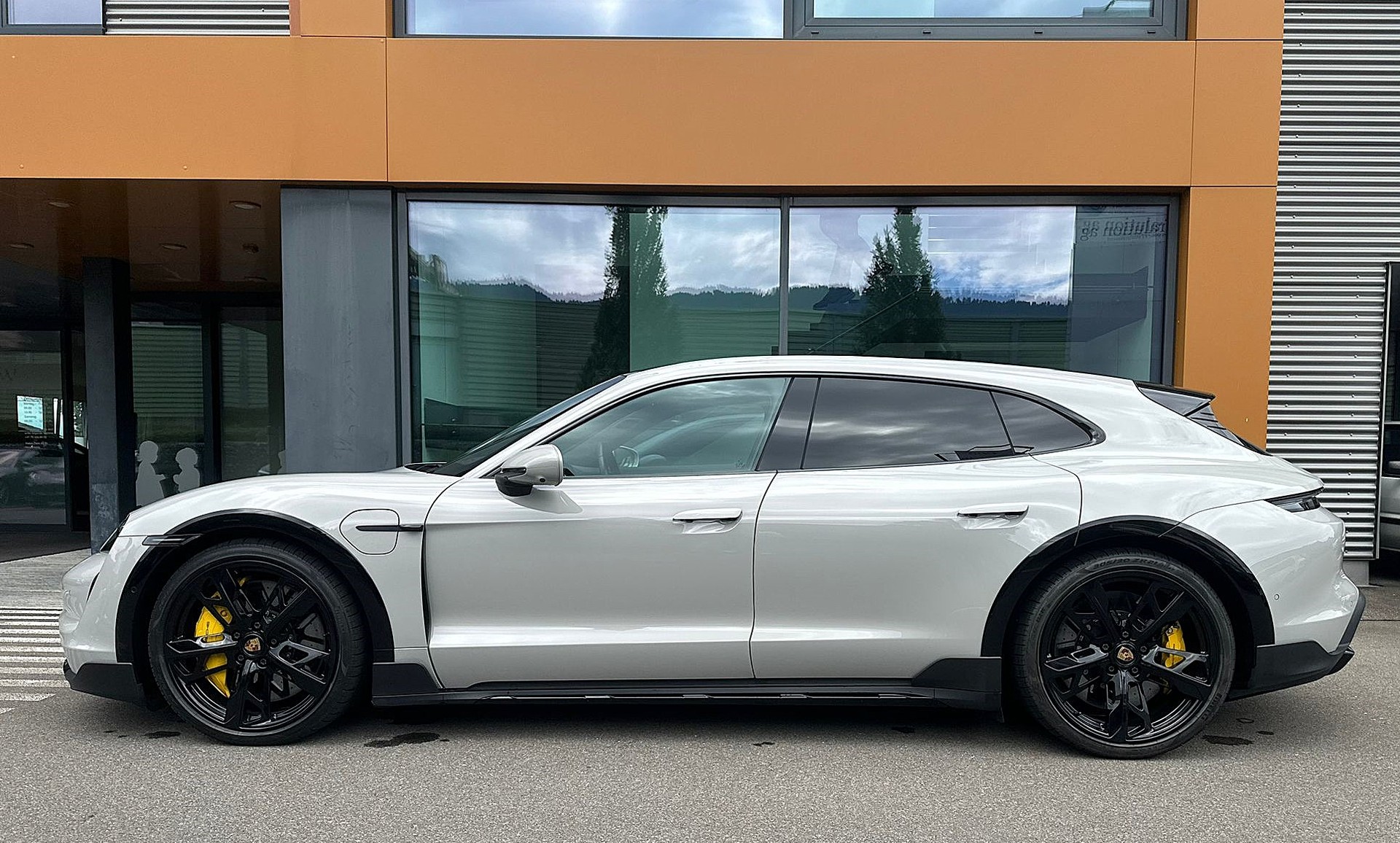 PORSCHE Taycan Cross Turismo Turbo S-showroom-element-3