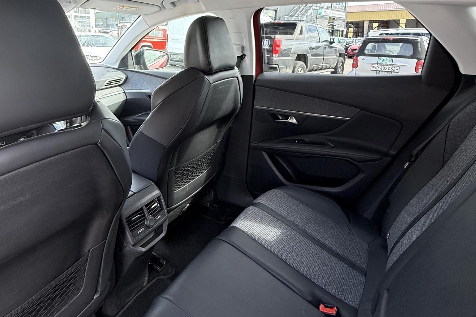 PEUGEOT 3008 1.2 PureTech Active EAT-image-10