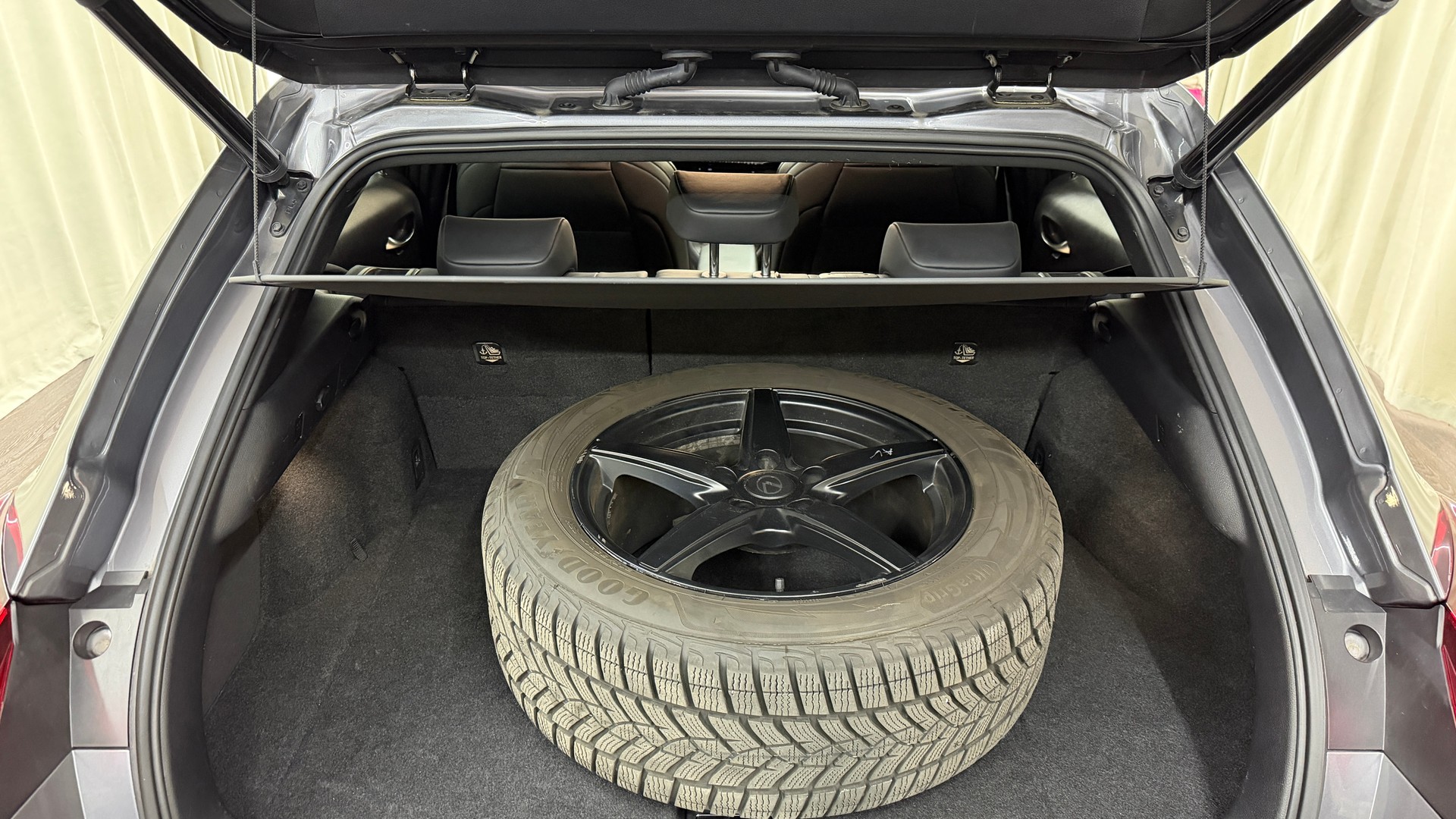 LEXUS UX 250h F Sport AWD Automatic-image-17