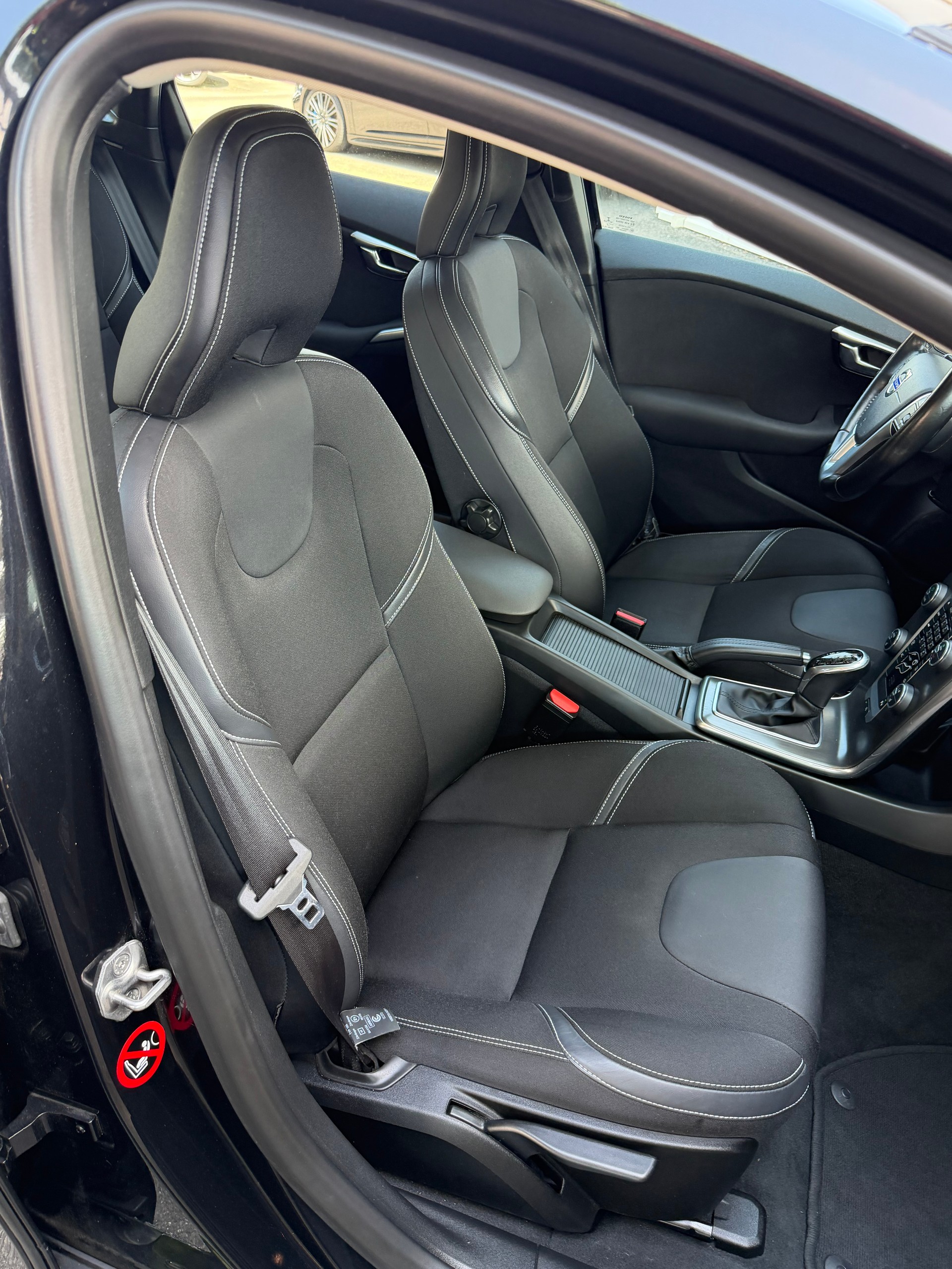 VOLVO V40 D3 Momentum Geartronic-image-15