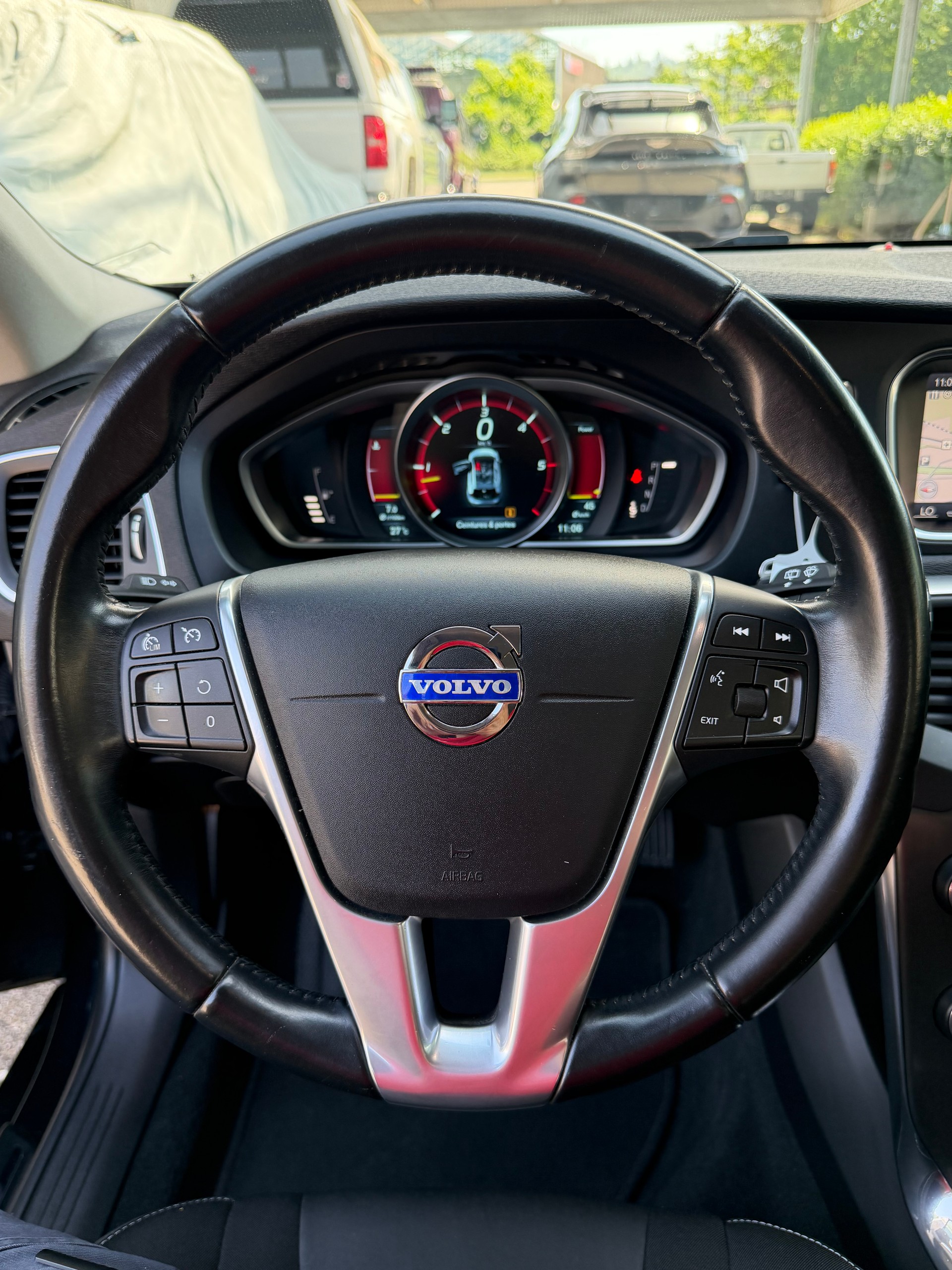 VOLVO V40 D3 Momentum Geartronic-image-9
