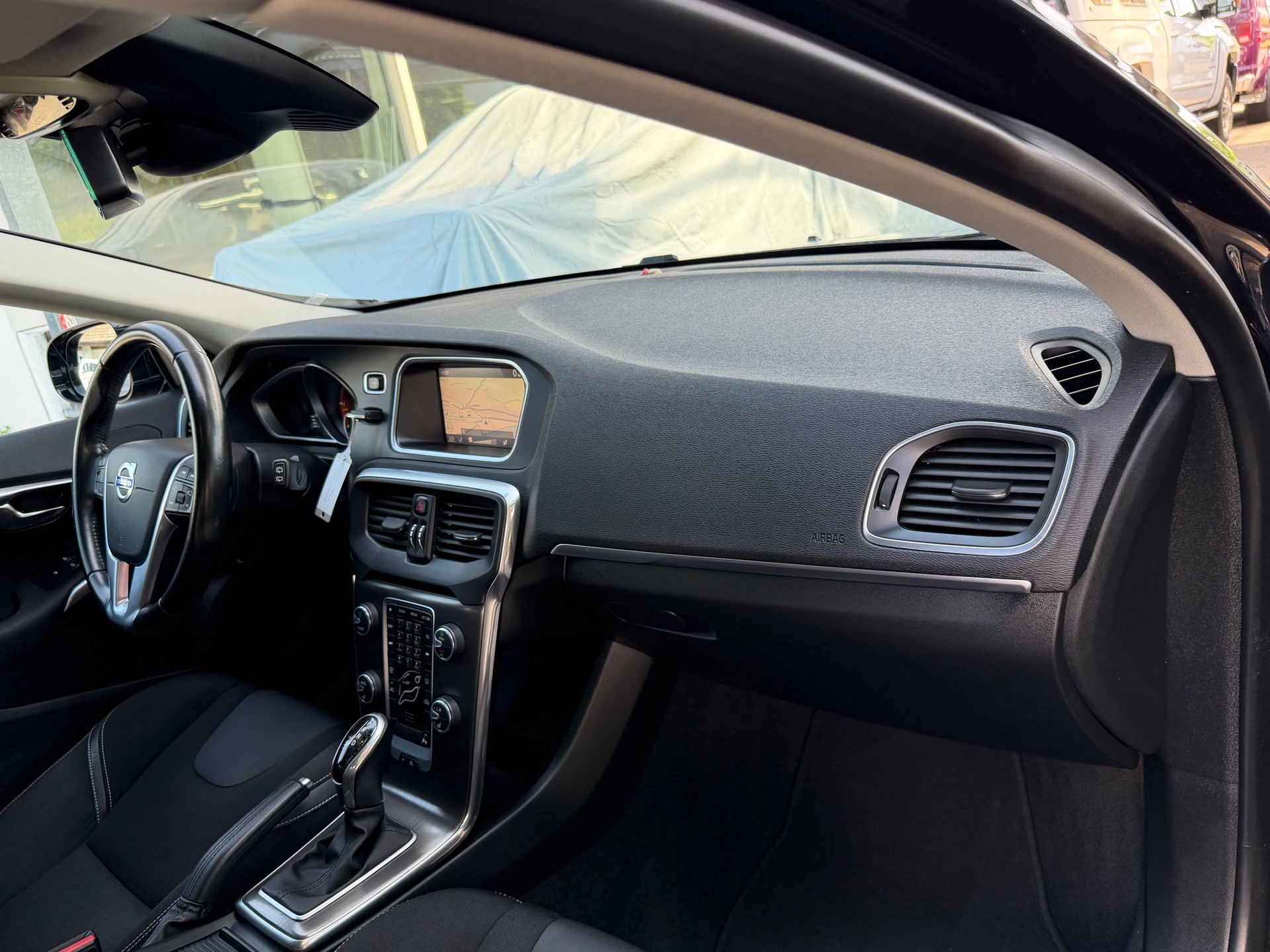 VOLVO V40 D3 Momentum Geartronic-image-16
